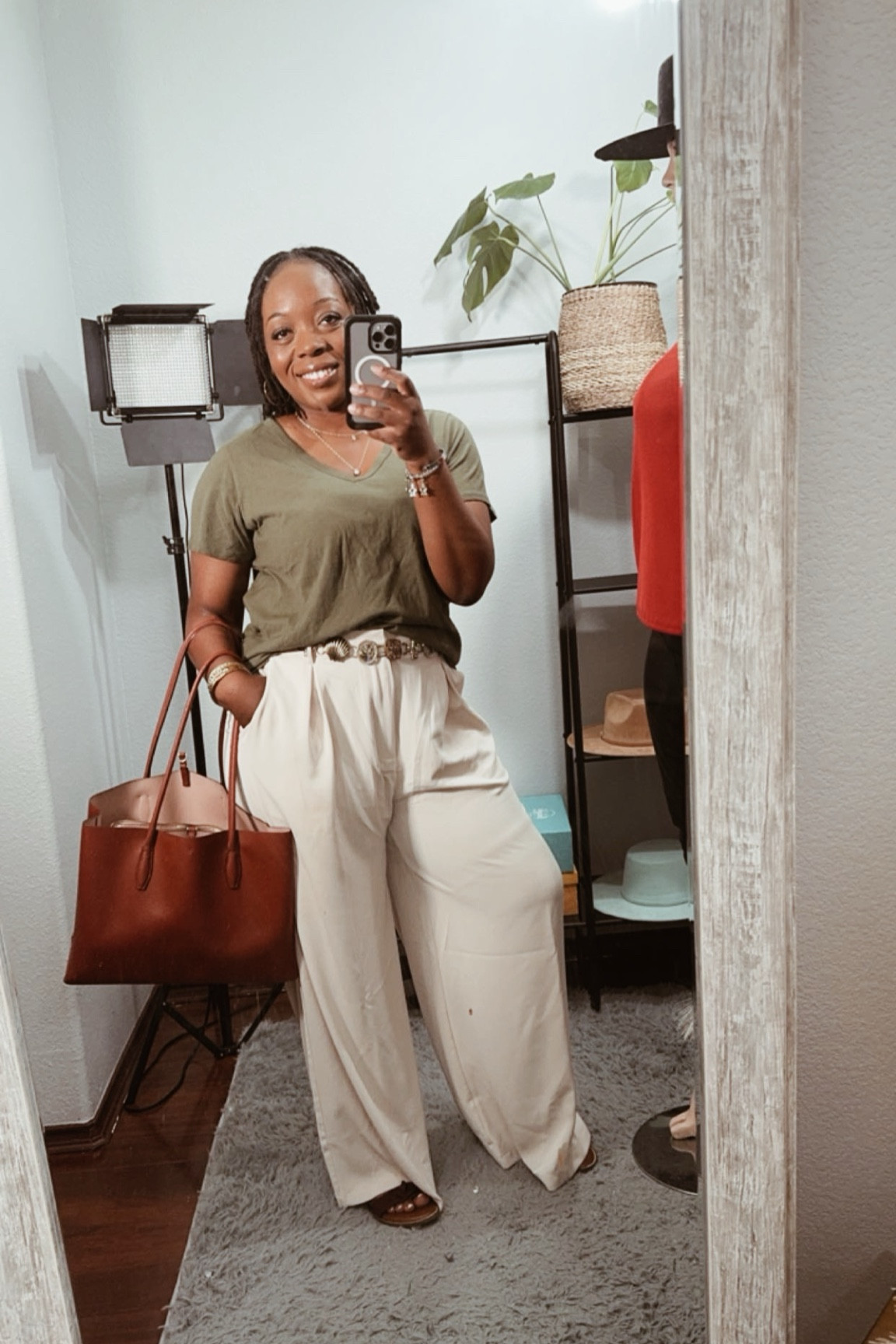 implicity is key when it comes to work outfits! la
Keep it classic
and chic with a crisp white button-down shirt, tailored black pants, and a sleek pair of pumps. Add a statement necklace or a watch for a touch of sophistication.
Whether you're in the office or working from home, this timeless ensemble will have you looking polished and professional all day long. #WorkWear #SimpleStyle #ClassicChic