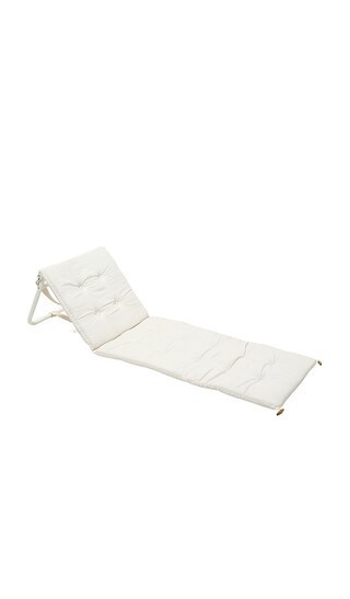 Sunnylife Reclining Beach Chair in Cream. | Revolve Clothing (Global)
