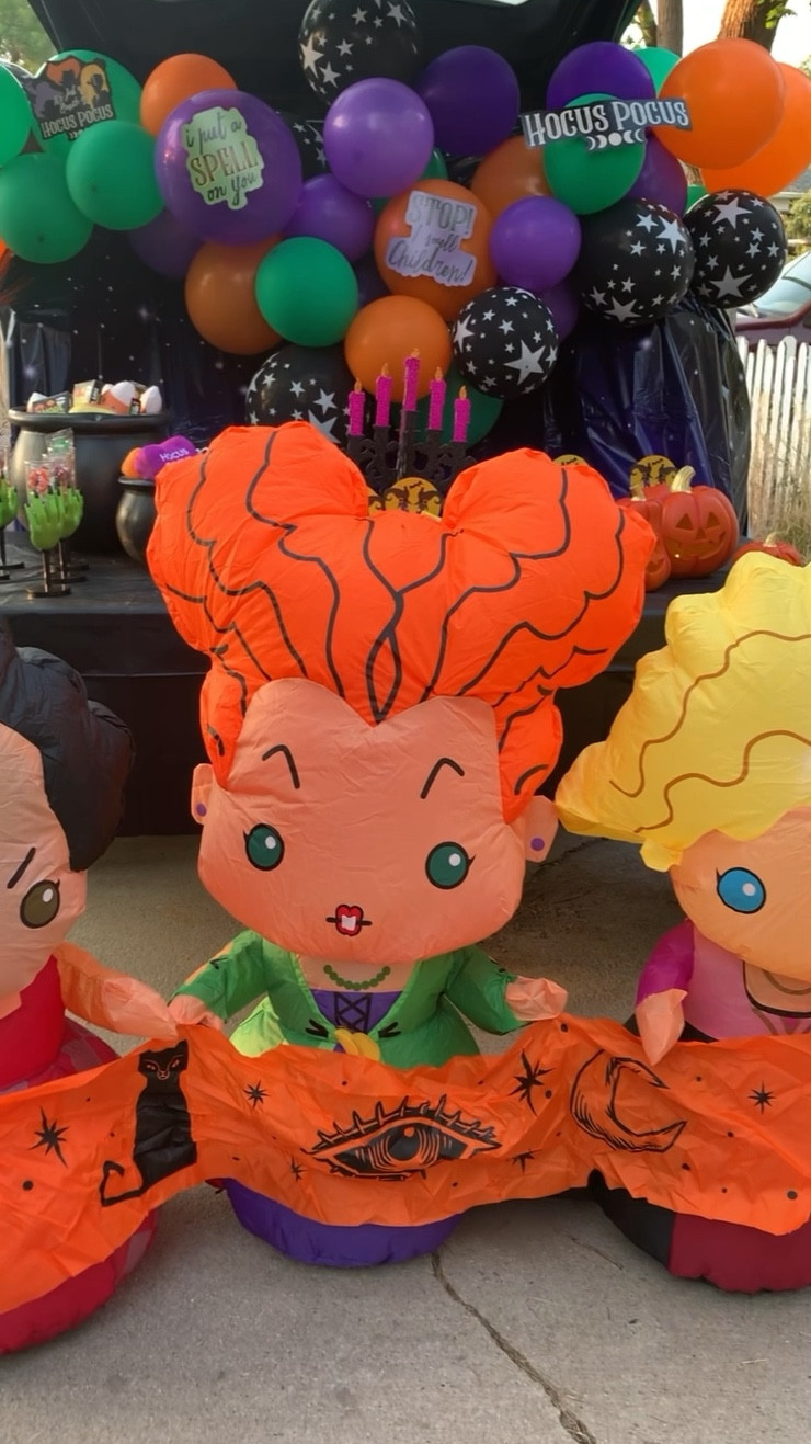 Have a blast transforming your trunk this Halloween into a spooky Sanderson Sisters' lair using all the amazing goodies from @halloweenexpress! 👻 From the witchy decor to the perfect candy selection, create a magical experience for all the little witches and warlocks. ✨