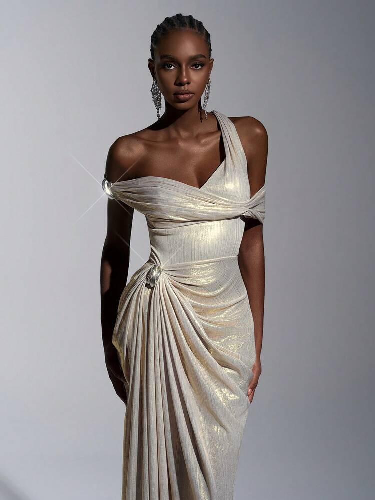 Elitara Elegantes und wunderschönes hellsilbernes glänzendes Finish, Falten am gesamten Körper und Metallschnallen-Dekoration, asymmetrischer Ausschnitt, Dropped-Shoulder-Ärmel, A-Linie-Saum, geeignet für fröhliche Feierlichkeiten, Dates, Musikfestivals, Partys, formelle Anlässe, Abendkleider
 | SHEIN