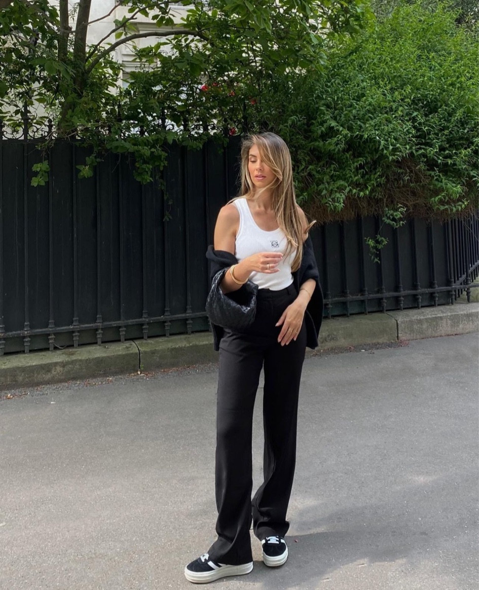Pantalon droit noir, pantalon noir à pinces, pantalon uni noir, débardeur blanc Loewe, débardeur tendance Loewe, mini sac Bottega Veneta, chaussure Gazelle Bold, baskets Adidas gazelle bold, sneakers Adidas noir et blanc

#LTKshoecrush #LTKstyletip