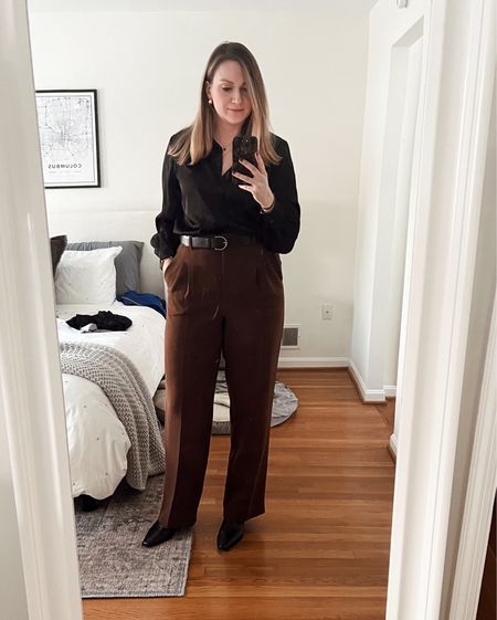 Work outfit from earlier this week. Featuring the Aritzia effortless pant in a pretty brown color! Don’t 100% love how they fit with these boots but it was cold and flats weren’t an option. 