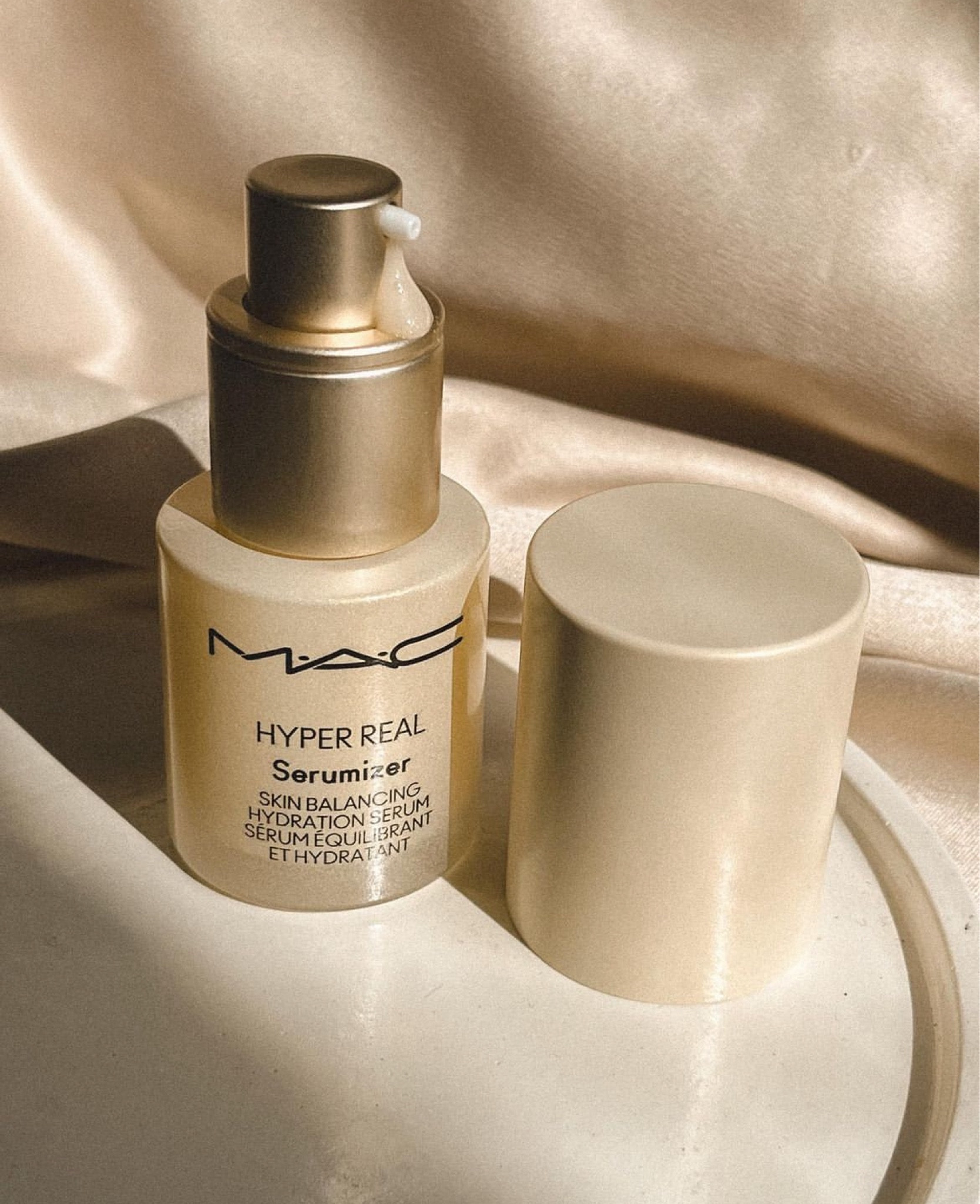 Testei o Serumizer da linha Hyper Real da MAC Cosmetics e me apaixonei. 

Ele pode ser usado para hidratar sua pele na rotina de skincare, ou antes da sua maquiagem.
Como ele é bem carinho, tenho usado apenas como pré-make, mas é justamente assim que ele arrasa! A pele com ele fica super aveludada e com um leve iluminado, então quando você passa base fica aquela pele super saudável, viçosa e iluminada. Gostei muito mesmo!
Ele me lembra muito o sérum Magic Serum da Charlotte Tilbury, que é ainda mais caro e não vende no Brasil.

E aquele pré make que te deixa com aquela pele de rica, sabe? Eu amo!

#LTKbeauty #LTKbrasil #LTKfindsunder50