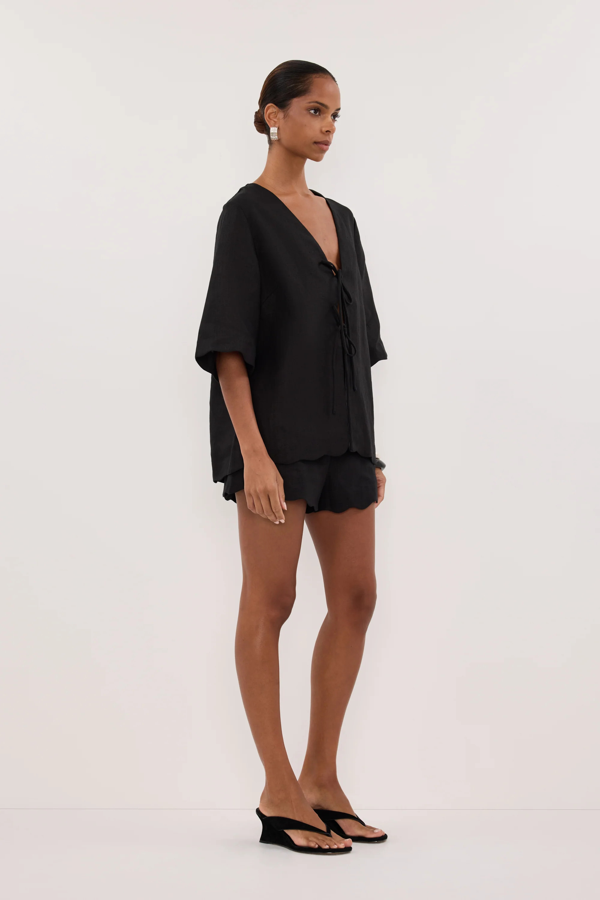 LELA BLACK LINEN SHORT | DISSH