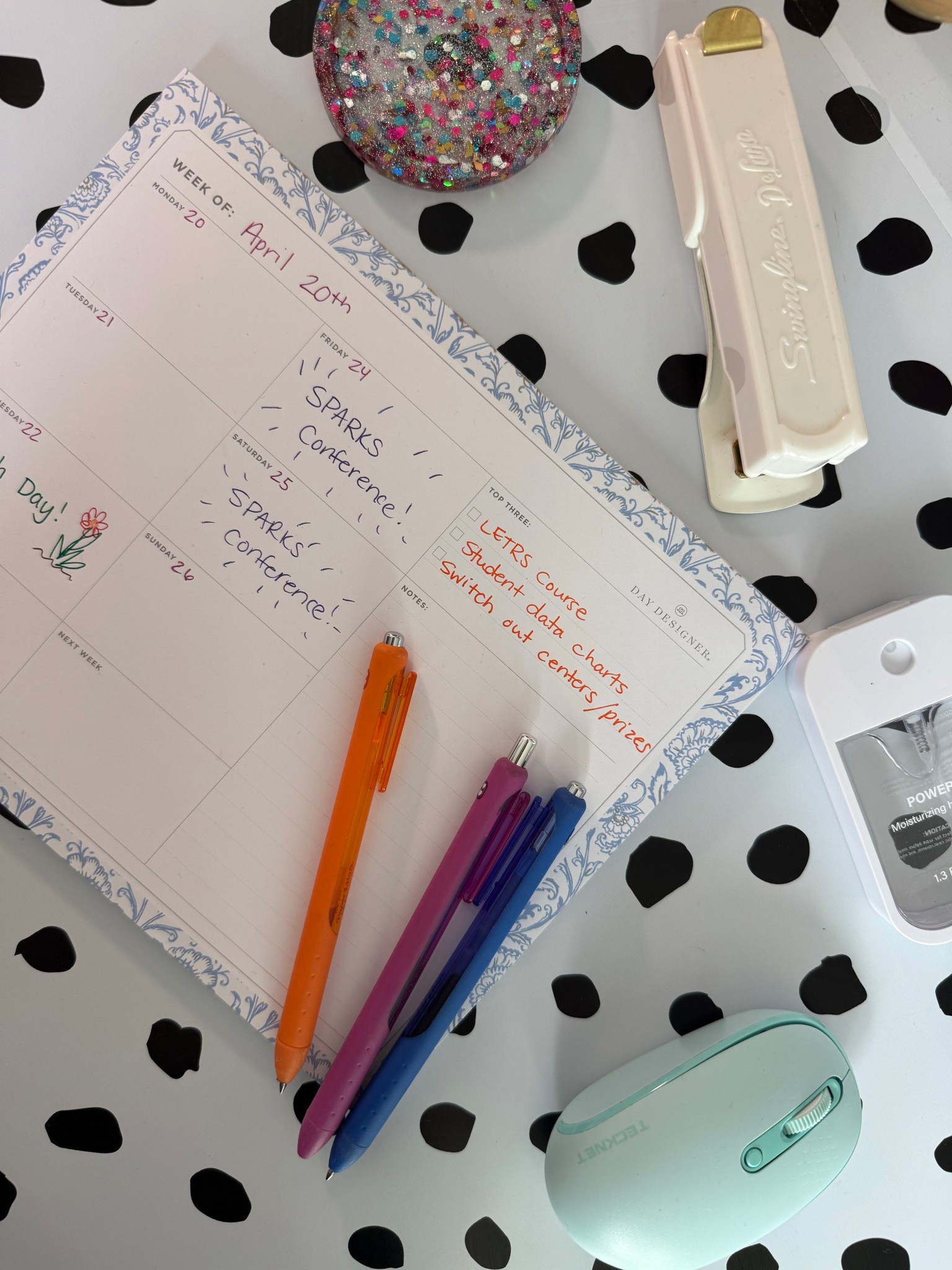 This planner notepad has SAVED my weeks lately! I got one for my student teacher who is about to graduate, makes the perfect gift for your upcoming college kid! #ad @daydesigner 