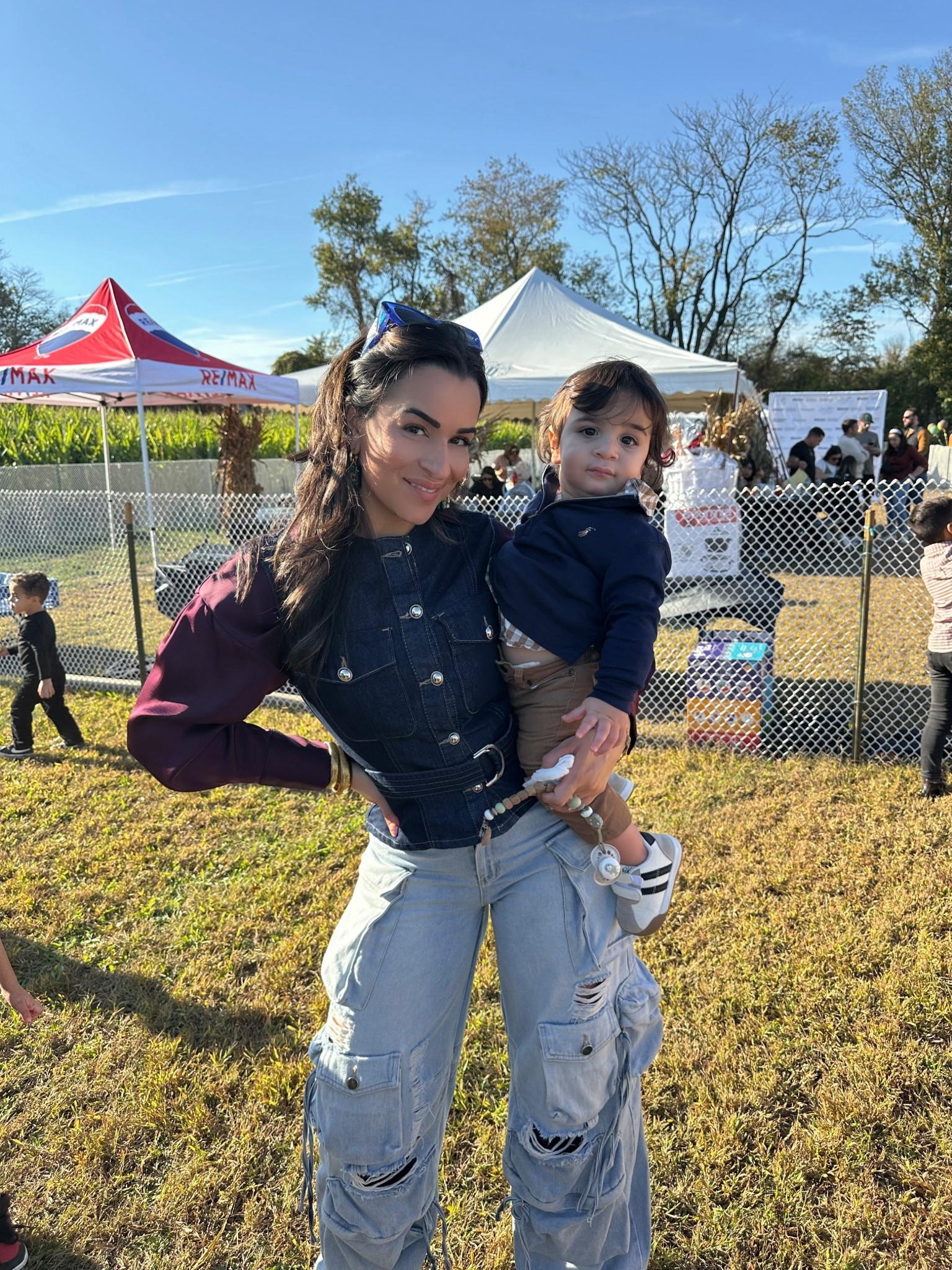 THESE CARGO JEANS. 🤯
I’m wearing in my photo is from a small boutique, but these are the closest lookalike I could find — same vibe, same pockets!
Tap to shop the exact dupe!

#CargoJeans #DenimOnDenim #StreetStyleFinds #LTKStyle #LTKDenim #LTKSaleAlert #LTKFindsUnder100 #CasualOutfitInspo #EverydayStyle #WardrobeEssentials #TrendingNow #OutfitDetails #ShopMyLook #AffordableStyle

#LTKStyleTip #LTKHoliday #LTKSeasonal