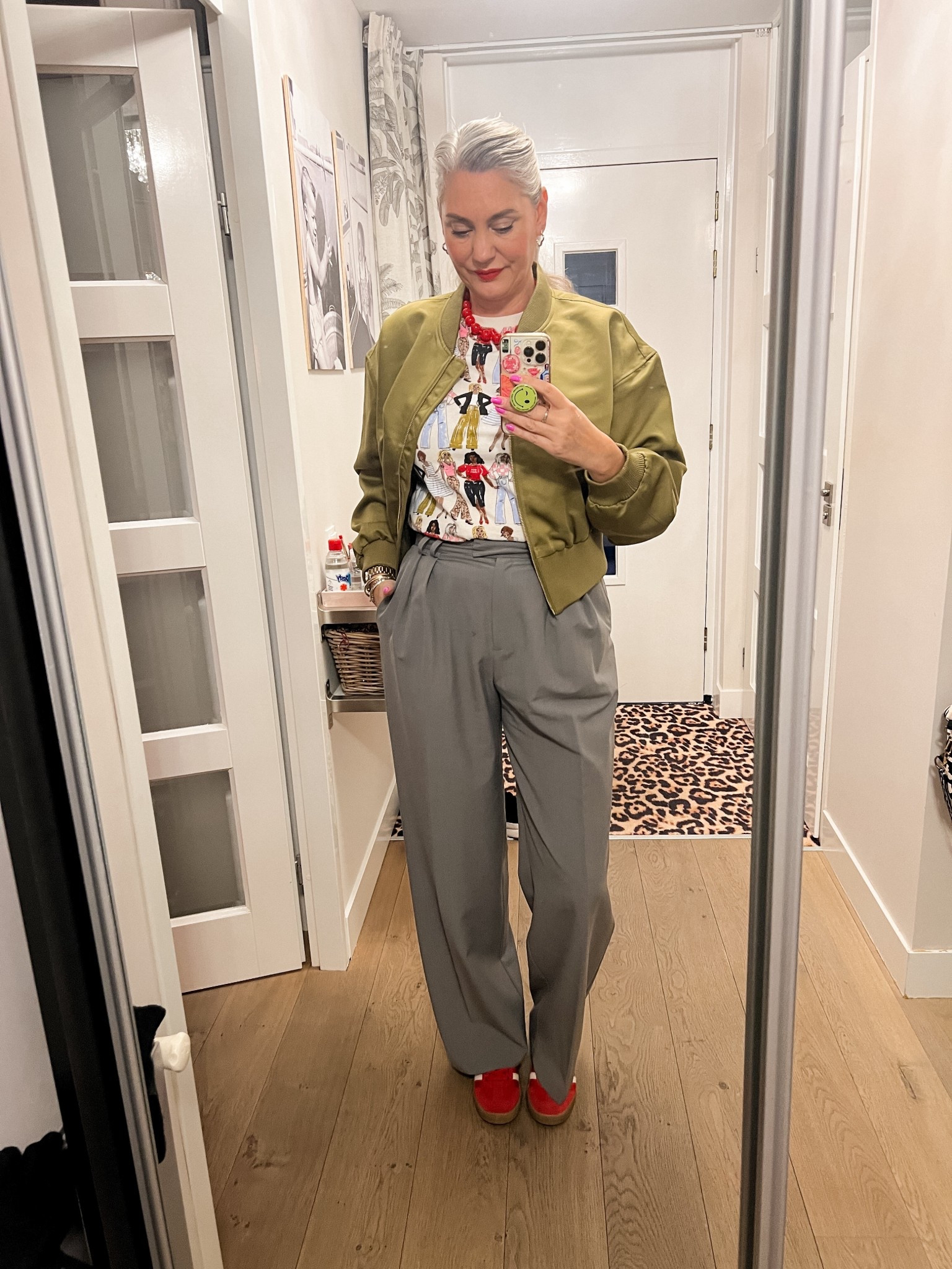 OOTD - Dinsdag. Olijfgroen bomber jack (L), print t-shirt (oud, Wibra), grijze bandplooi pantalon (42), rode sneakers en ketting. 



#LTKnederlands #LTKeurope #LTKFashionMonth