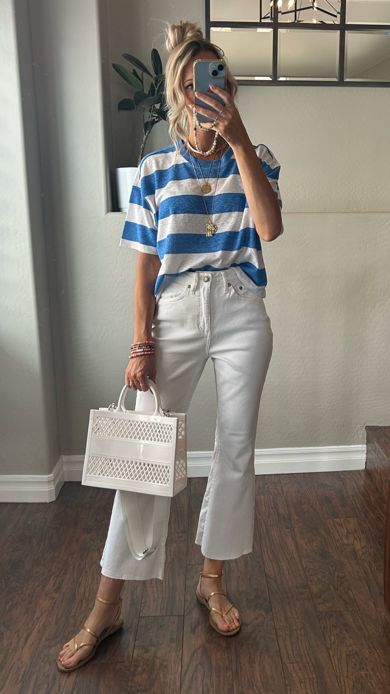 This tee is so comfy! It comes in one more color. I am wearing a size small. The cropped flare jeans are so fun! I am wearing a size 2. Use code FRIEND! 
Summer outfit
Casual outfitt