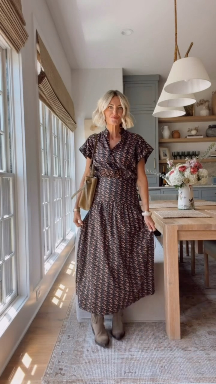 This dress from Tuckernuck is so pretty! I love the fall pattern florals on it! Wearing XS

Loverly grey, tuckernuck dress, midi floral fall dress, fall family photo dress for women

#LTKSeasonal