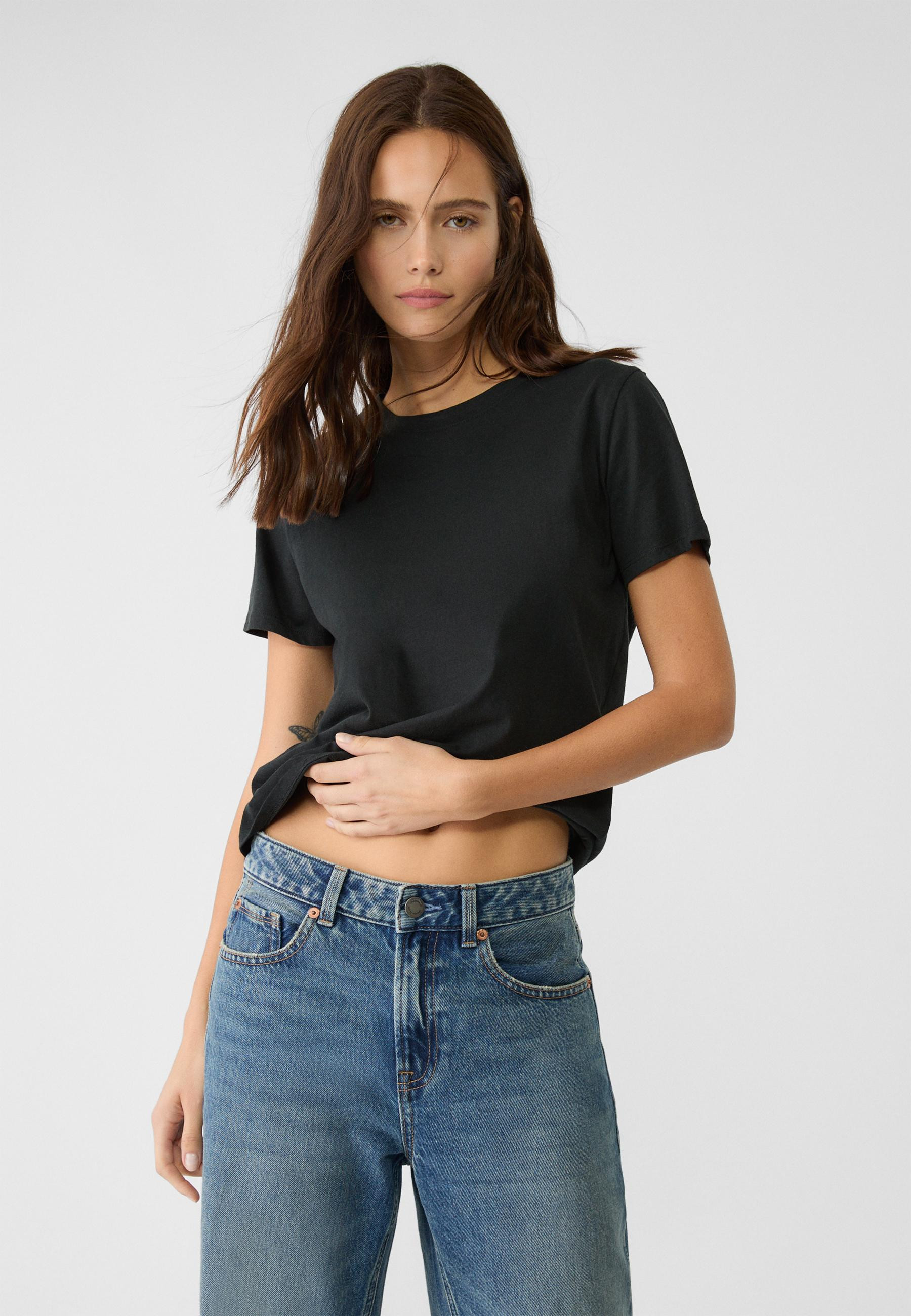 Basic short sleeve T-shirt - Women's fashion | Stradivarius United Kingdom | Stradivarius (UK)