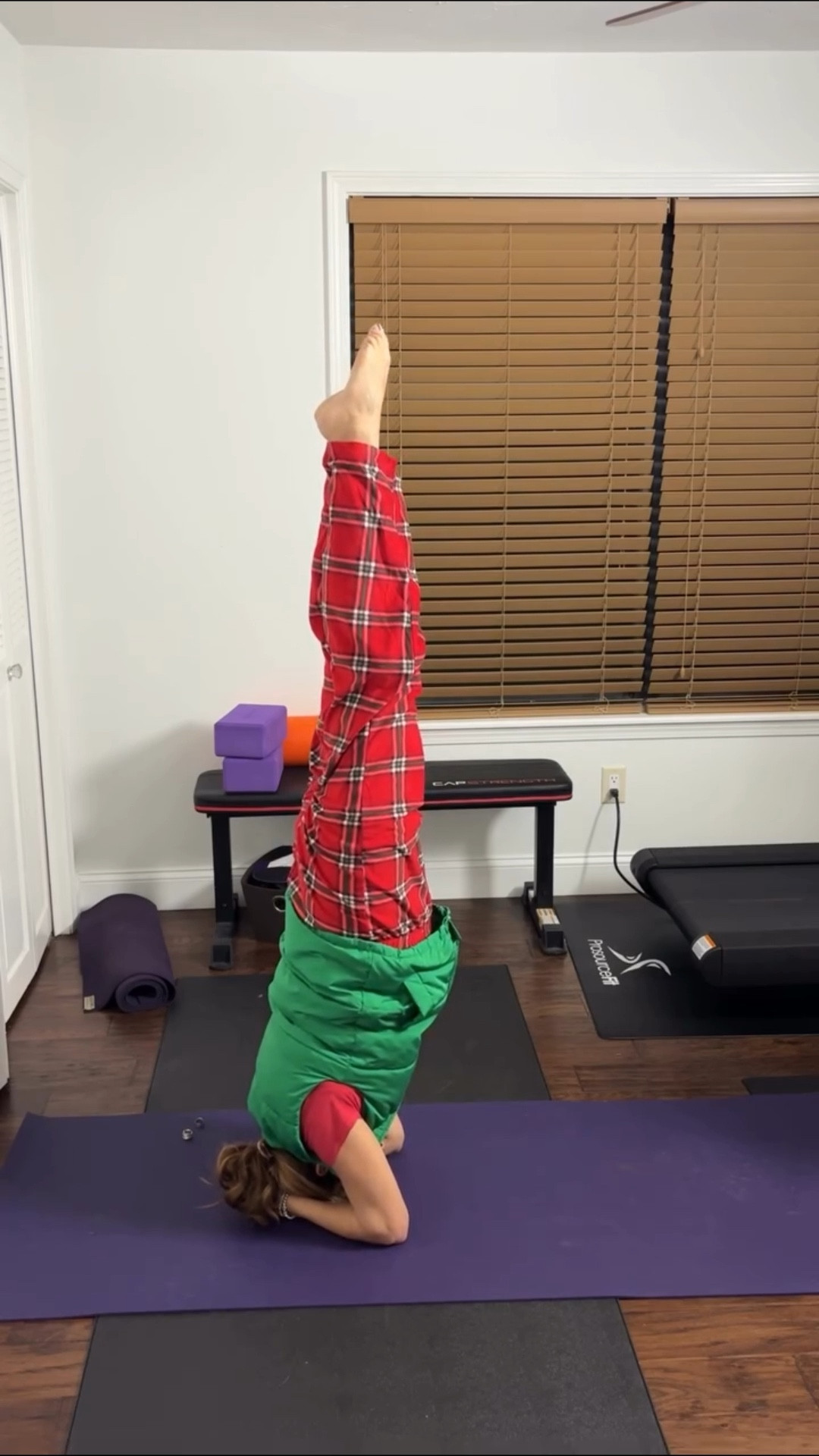 Merry Christmas! 🤸🎄
Doing the holidays my way… a little upside down, a lot joyful, and fully embracing the laughter.
If you like your humor real, your life unfiltered, and your scroll worth stopping follow along! ✨

#MerryChristmas #ChristmasVibes #HolidayHumor #FestiveFeels #ScrollStopper