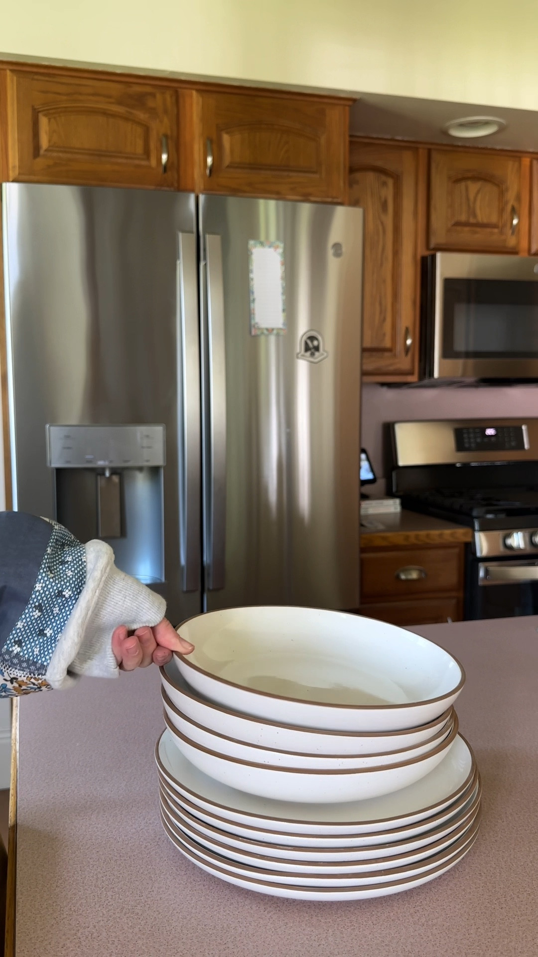 Super pretty ceramic dinnerware.. microwave and dishwasher safe!

#LTKFindsUnder100 #LTKHome