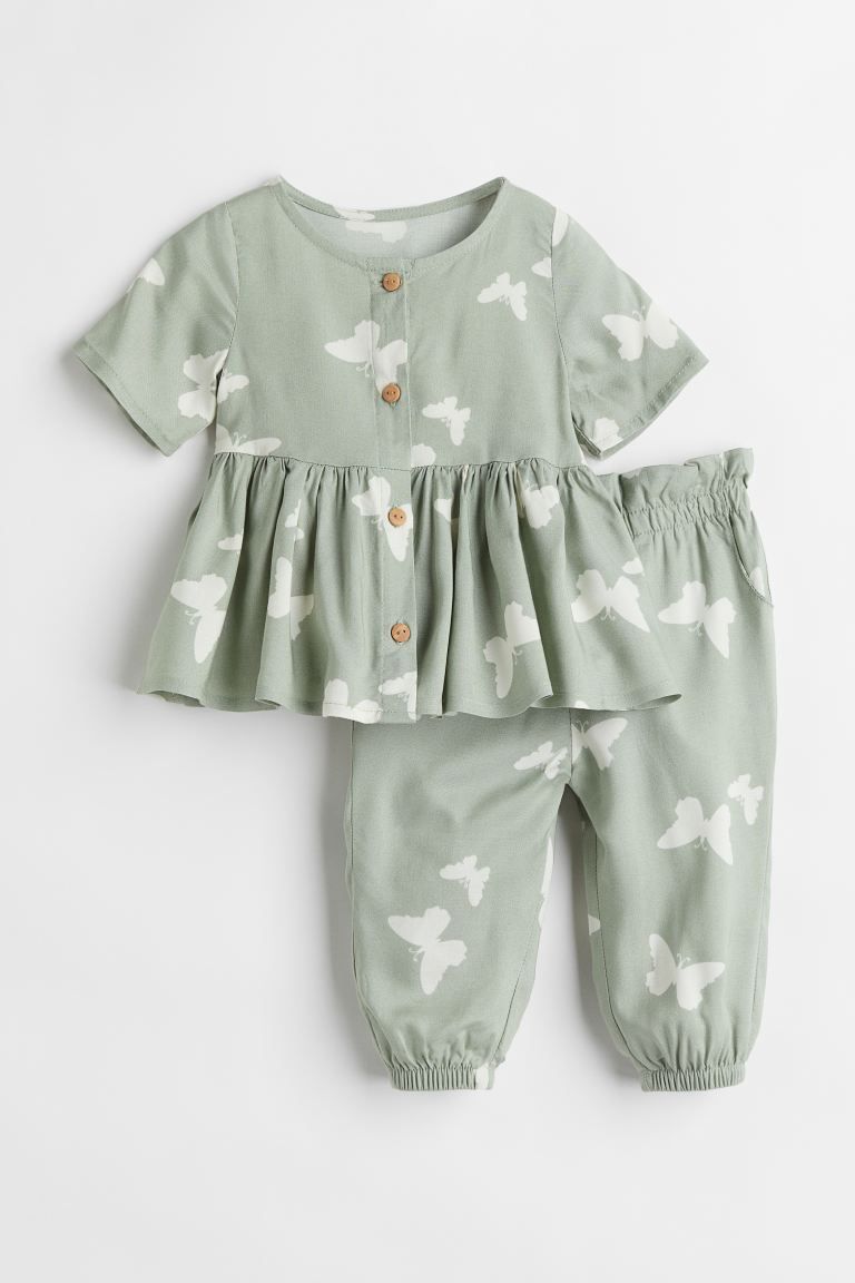 Set with a blouse and joggers in woven viscose fabric with a printed pattern. Blouse with a round... | H&M (US)