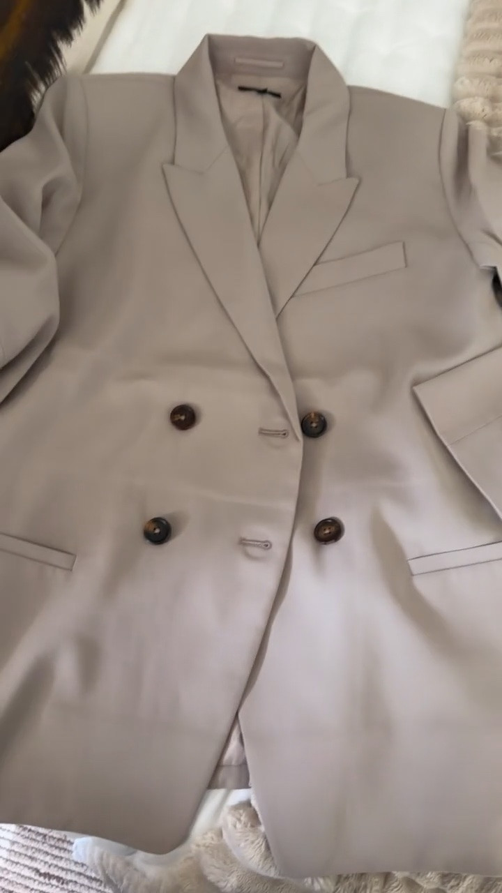 Love this oversized blazer! It’s a great fit and I love the material and the way it hangs. I did a size large.

#LTKWorkwear #LTKMidsize #LTKOver40