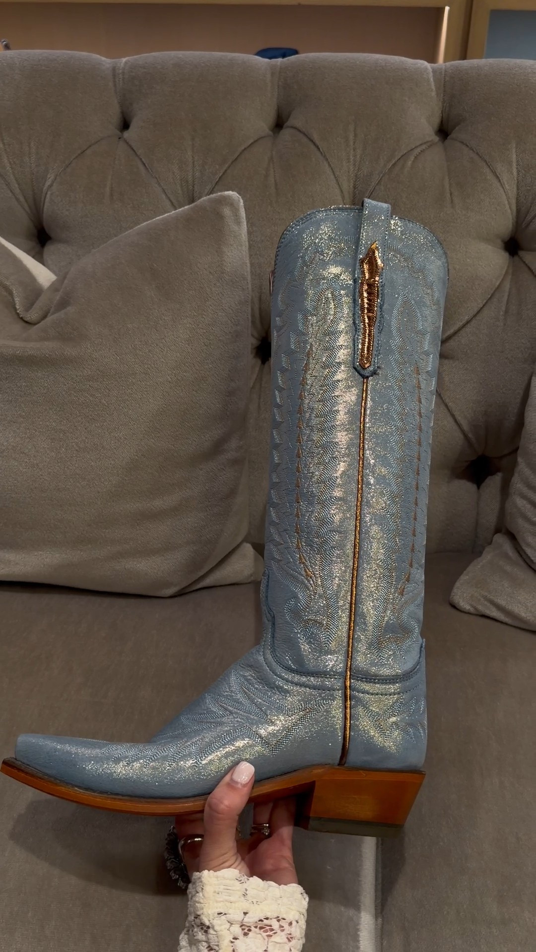 the most insane boot ever!! a must for rodeo!


Cowboy boots
rodeo fashion
western fashionn