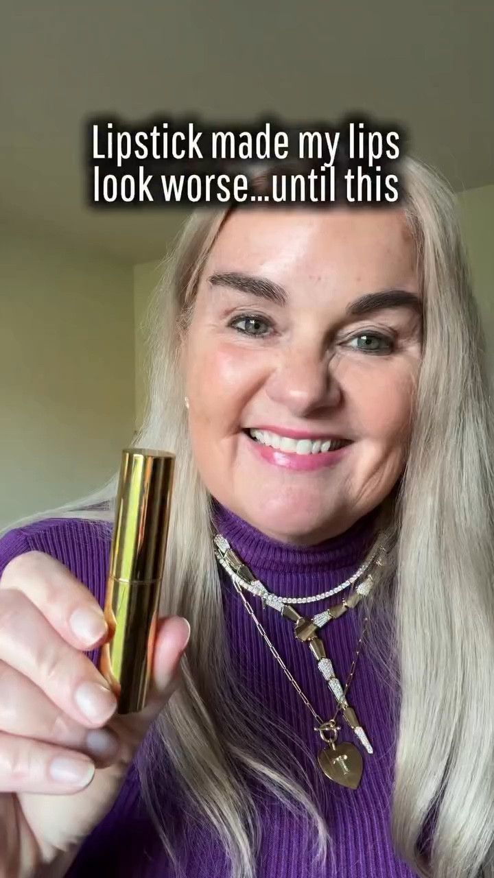 Most lipstick formulas aren’t made for lips over 40… and you can see it.

They settle into lines, sit on top of the lips, and somehow make dryness look worse.

I stopped reaching for a lot of lipsticks because of that.

Then I tried this jelly balm from @lauragellerbeauty … and it feels completely different.

It has that cushiony, hydrating texture that actually melts in, not sits on top.

The color is sheer but buildable, and the finish gives that glossy look without feeling sticky.

This is what I reach for now — makeup that works with my lips, not against them.

Save this if lipstick hasn’t been working for you lately 🤍

Laura Geller Ambassador

#lauragellerbeauty #jellybalm #springlip #matureskinmakeup #midlifelifestyle