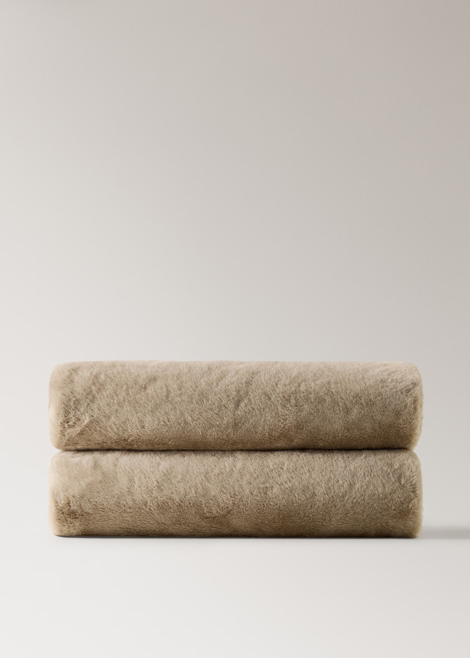 Medium double-faced fur-effect blanket | Mango (US/MX/AU)