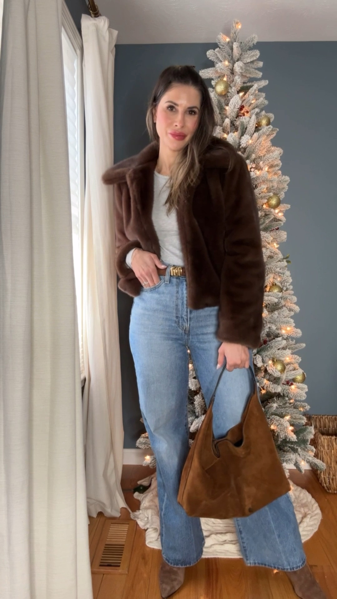 Fur season 


Zara fur coat 
Levi’s rib cage jeans 
Suede bag and suede booties