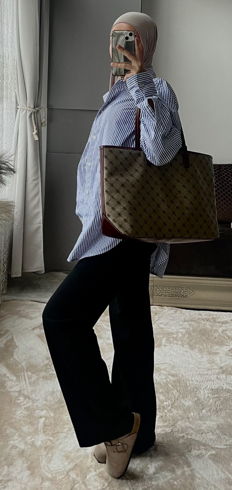 Headscarf: Merrachi
Blouse: Zara
Bag: Mango

#LTKeurope #LTKworkwear #LTKfindsunder100