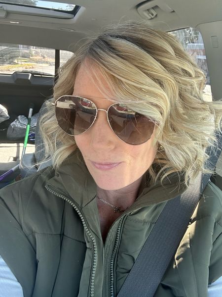 Happy Friyay!!  On my way to therapy.  If you don’t go talk to a therapist, this is your encouragement to go!! It is amazing to have someone who is absolutely on your side no matter what and can help process the good and the bad!!  My vest has been on repeat the last 4 days!  I love being warm but hate bulky coats, so this is perfect for Fall.  Sharing the link to shop!  Have a great day ♥️!!  
