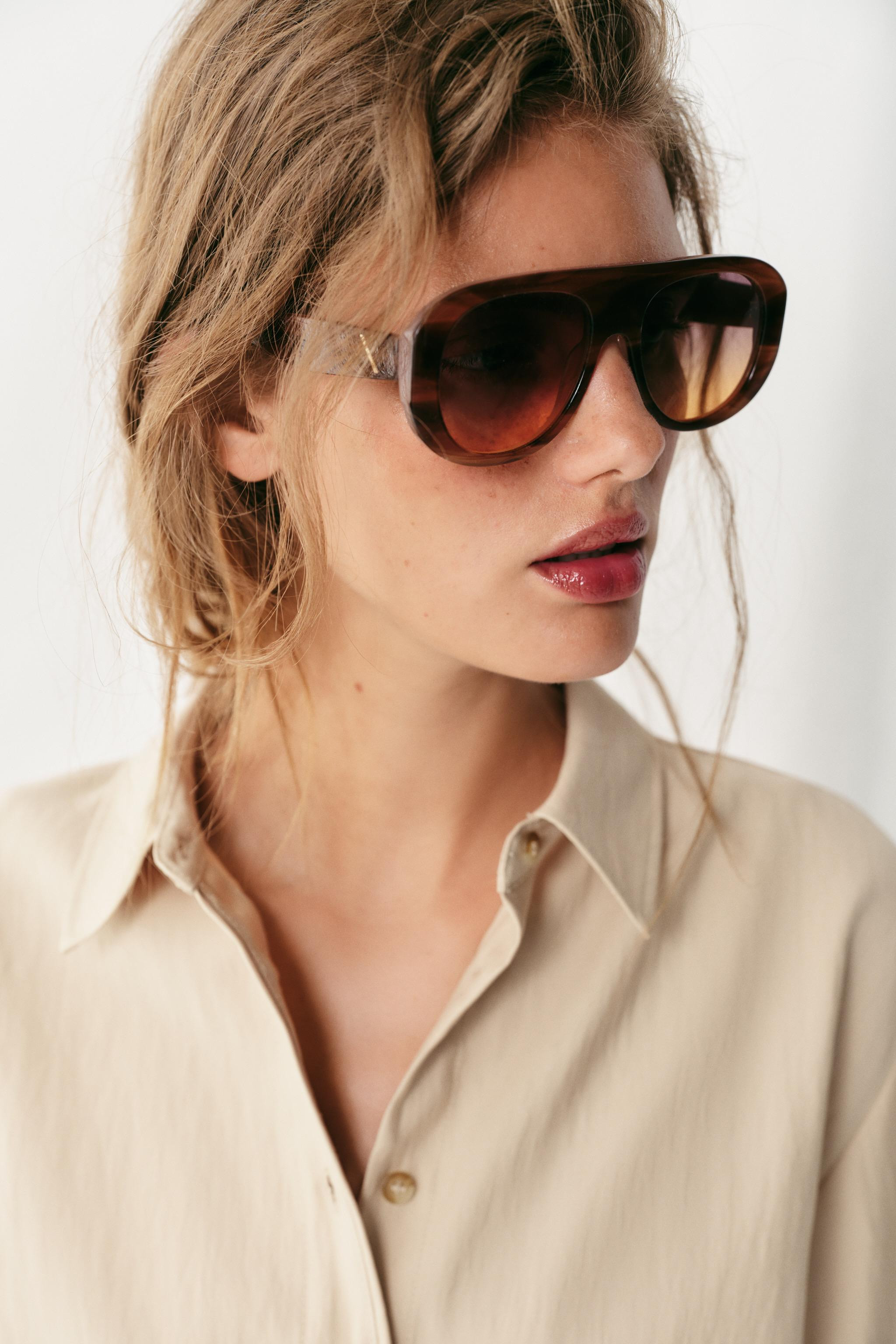 Short shirt with a regular collar and wide sleeves falling below the elbow. Featuring a button-up... | Zara FR