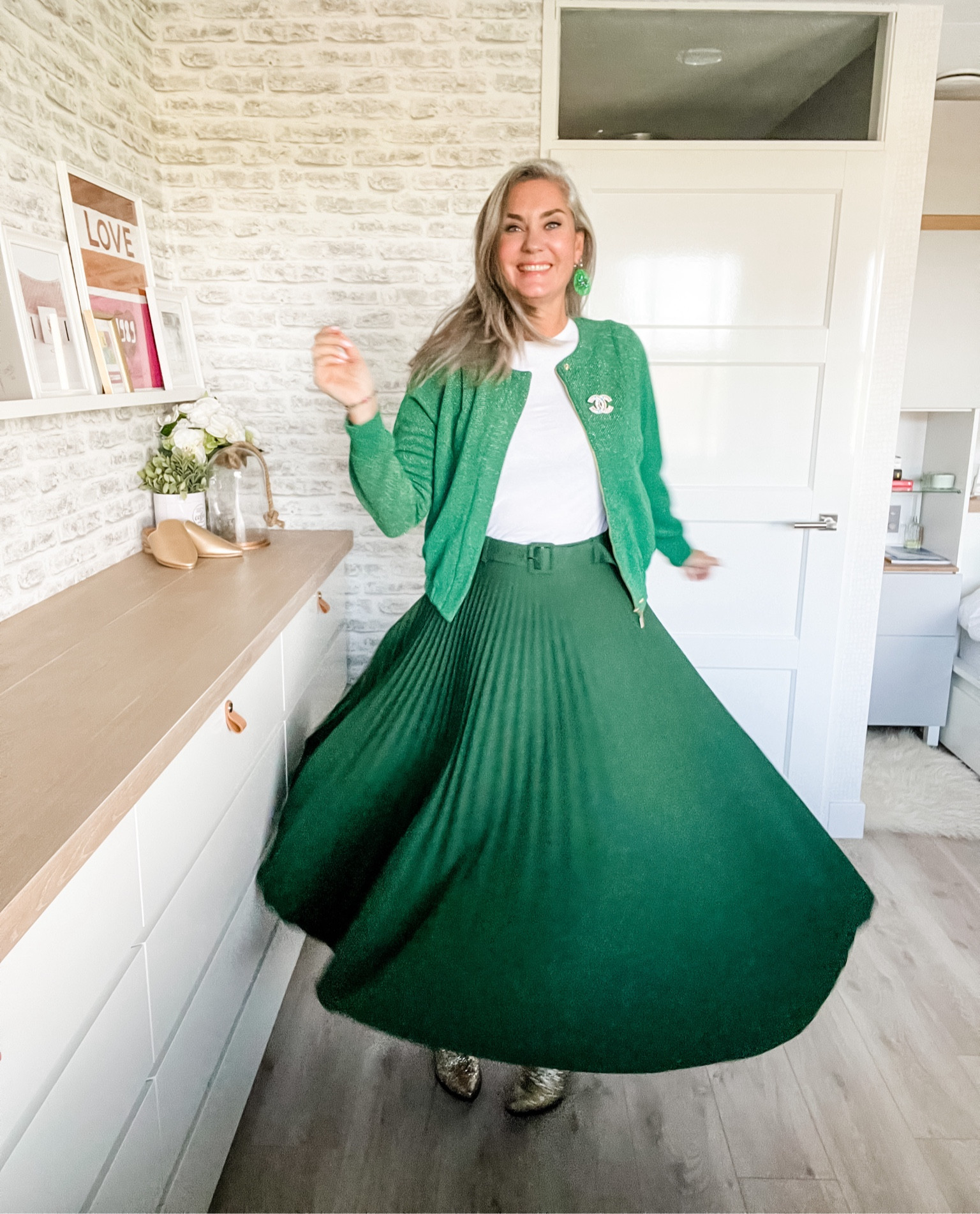 Ootd - Saturday
A green sparkly jacket (old) paired with a basic slim fit white t-shirt and a green pleated skirt (secondhand), gold boots (DWRS).



#LTKeurope #LTKstyletip #LTKover40