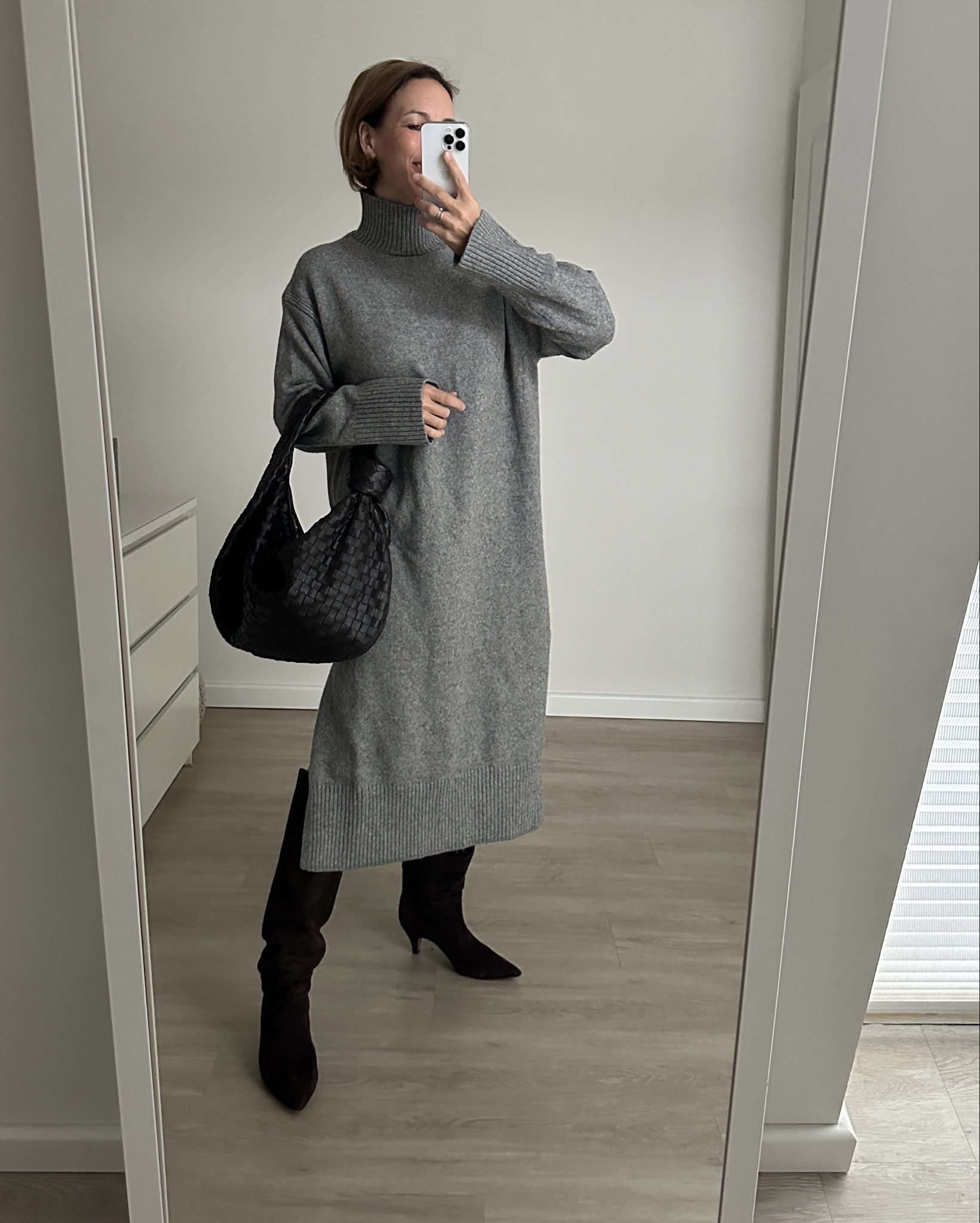Winter Outfit: Graues Strickkleid, Stiefel und Shopper in braun.

#LTKsale #LTKwinter #LTKstyletip