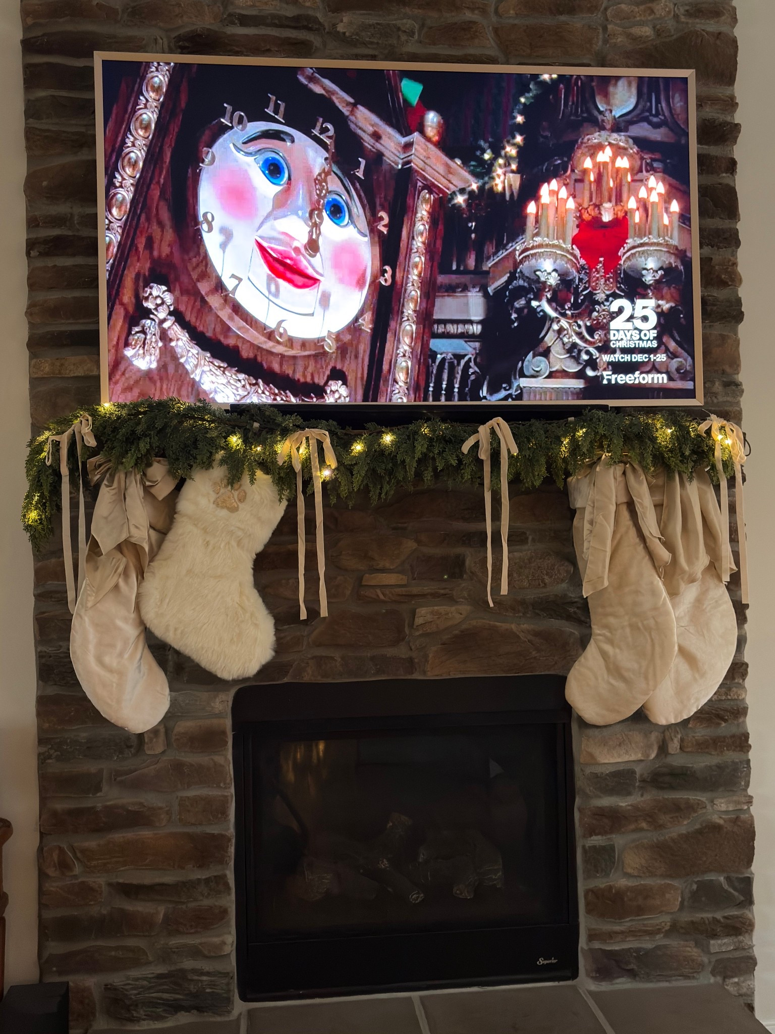 Christmas mantel 🤍