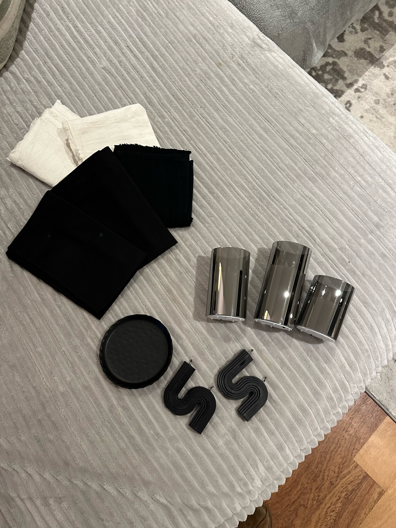 new modern black and white aesthetic home decor 