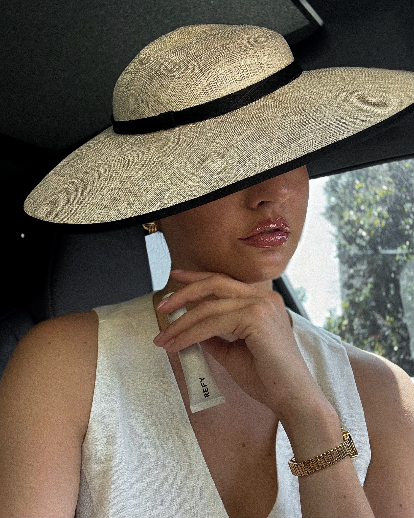 Glass-like shine, zero stickiness — obsessed with the REFY Lip Gloss. Everyday essential.🫦