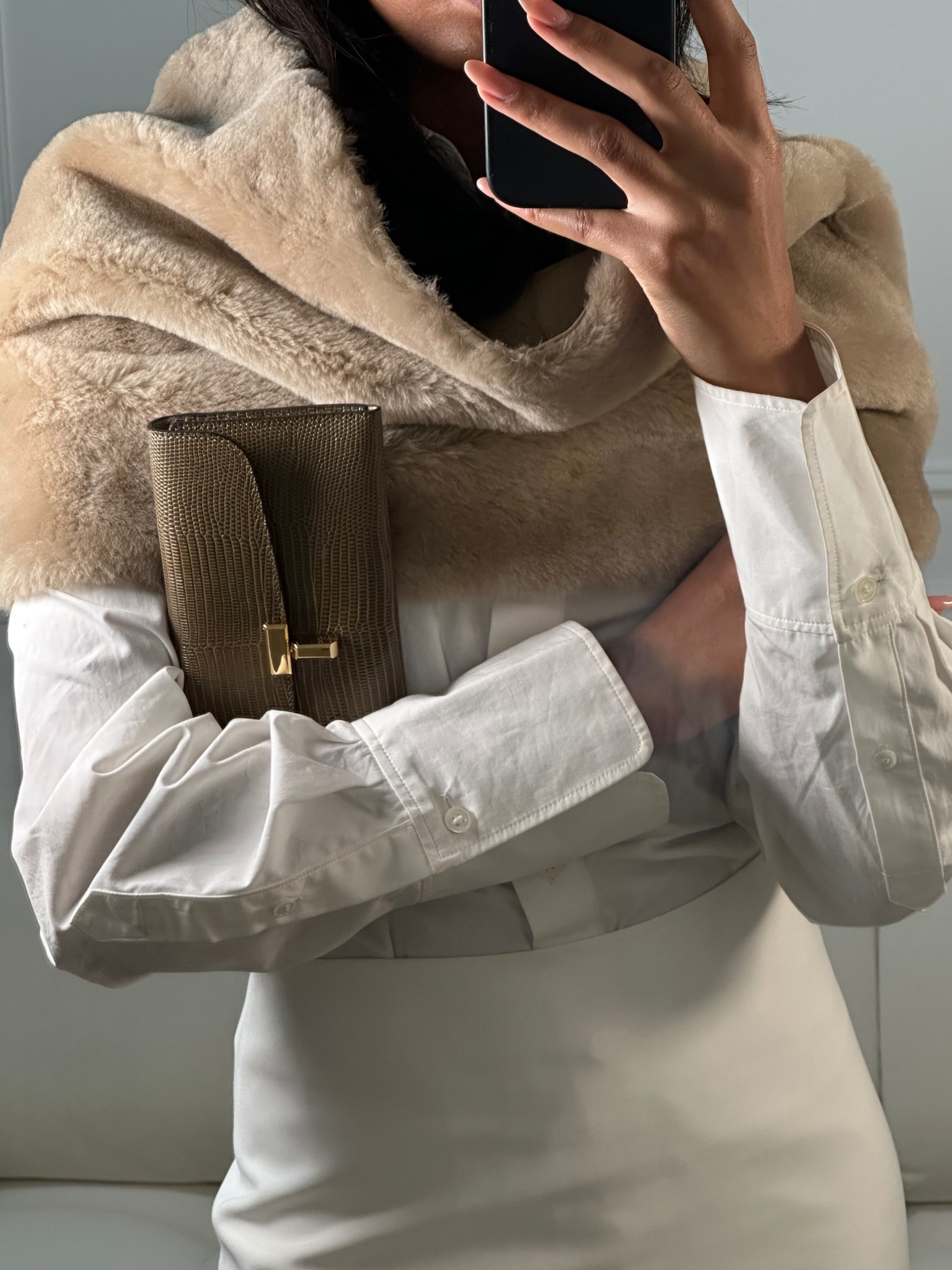 A Toteme shearling muff scarf 🤎 @mytheresa.com AD

•
•
•
#chicstyle #winterfashionaccessories #classicstyle #minimalstyledaily Fabiana Cristinaa

#LTKgiftguide #LTKluxury #LTKeurope
