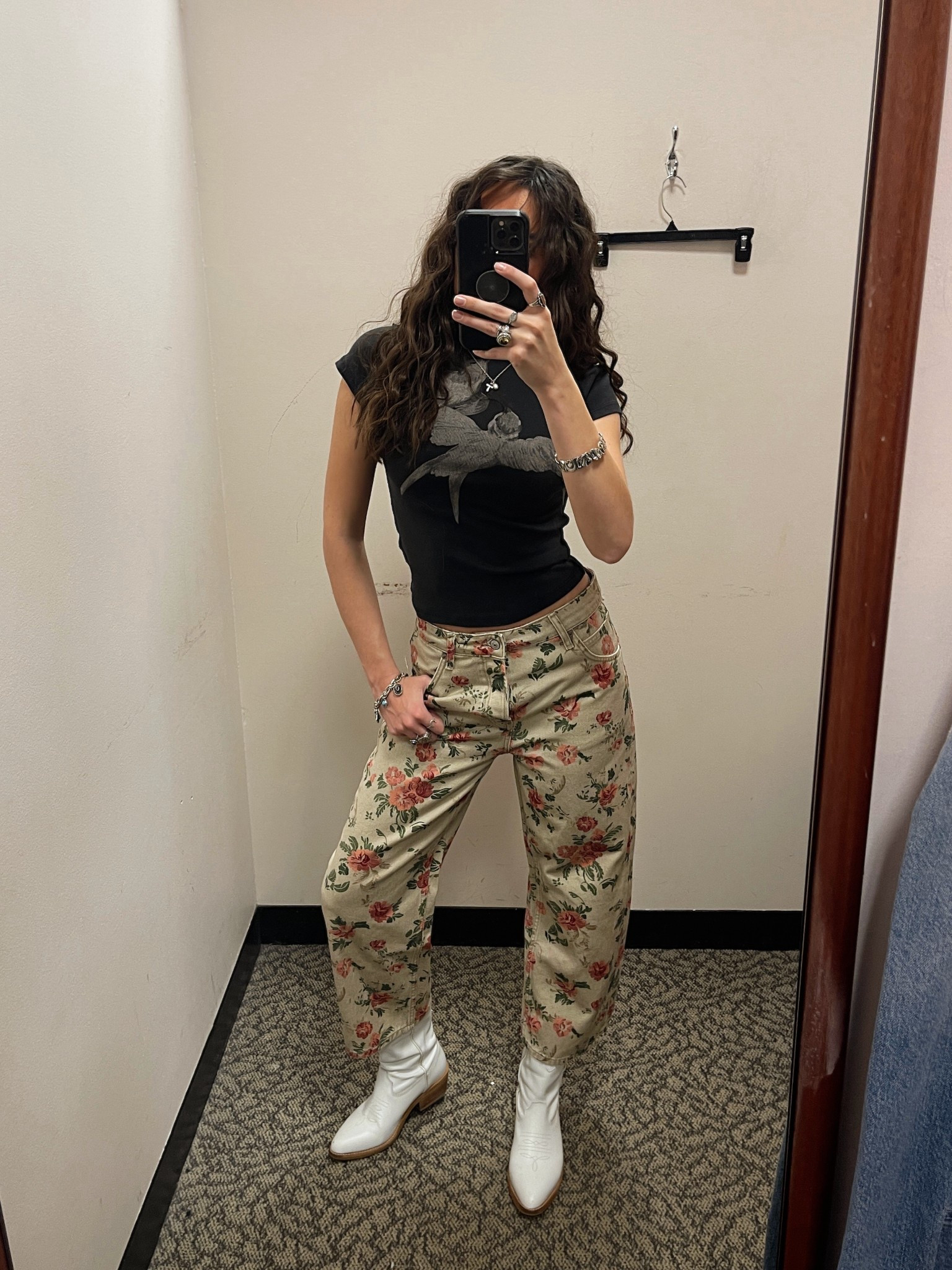 Floral barrel jeans


#spring #jeans #styleinspo #freepeople
