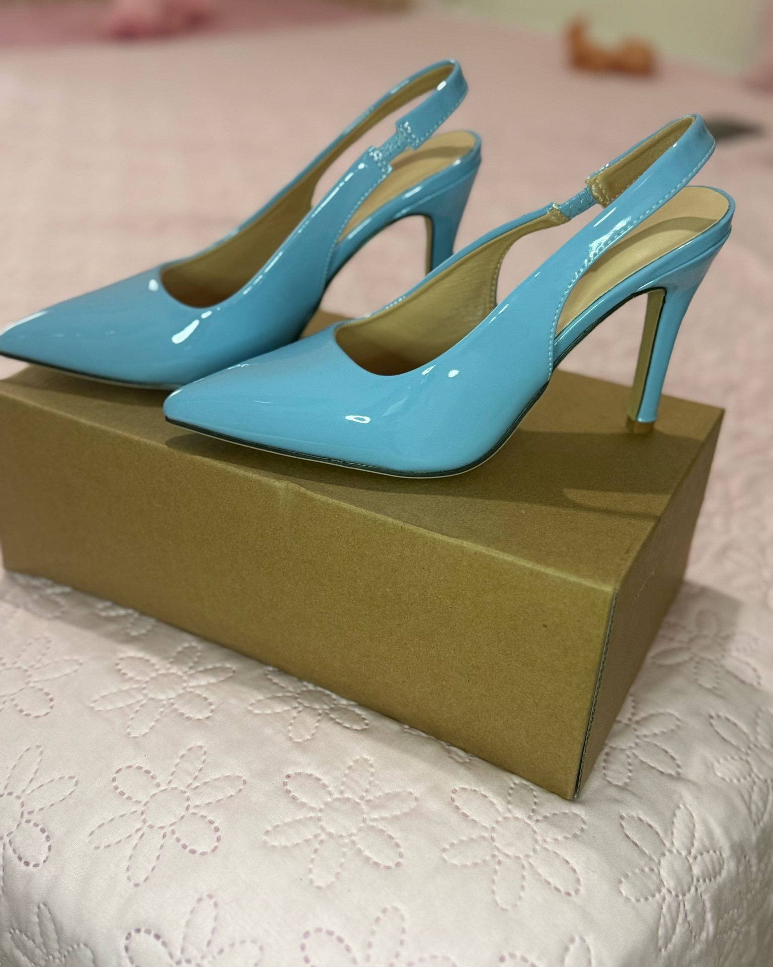 💙 simplemente hermosos, elegantes y perfectos para elevar cualquier outfit. Son ese toque chic que transforma lo básico en algo espectacular. ¿Lista para brillar con cada paso?”