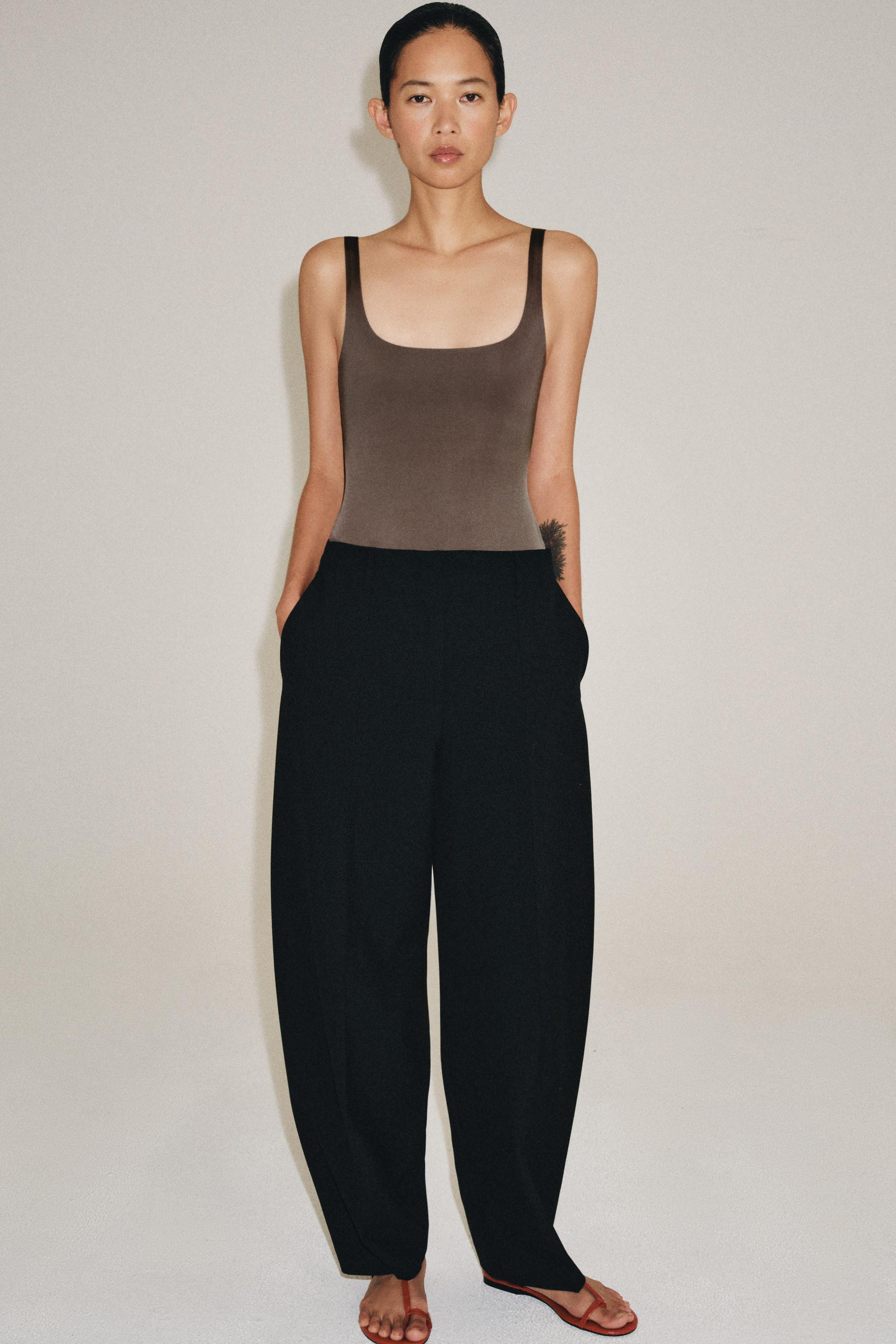 Top aus einem Garn mit Polyamidanteil. Rundhalsausschnitt und feine Tr\u00e4ger. Gerader Saum. | Zara DE