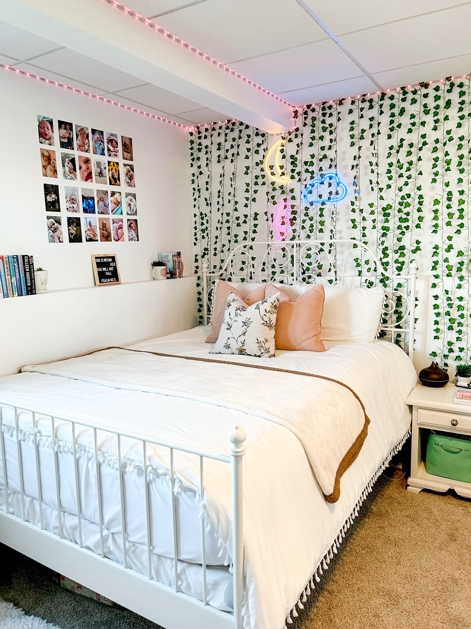 Teen girls bedroom

Amazon home
Boho
White bedding
Throw pillows 
Neon lights
LED lights 
Hanging wall vines


#LTKcanada #LTKhome #LTKstyletip