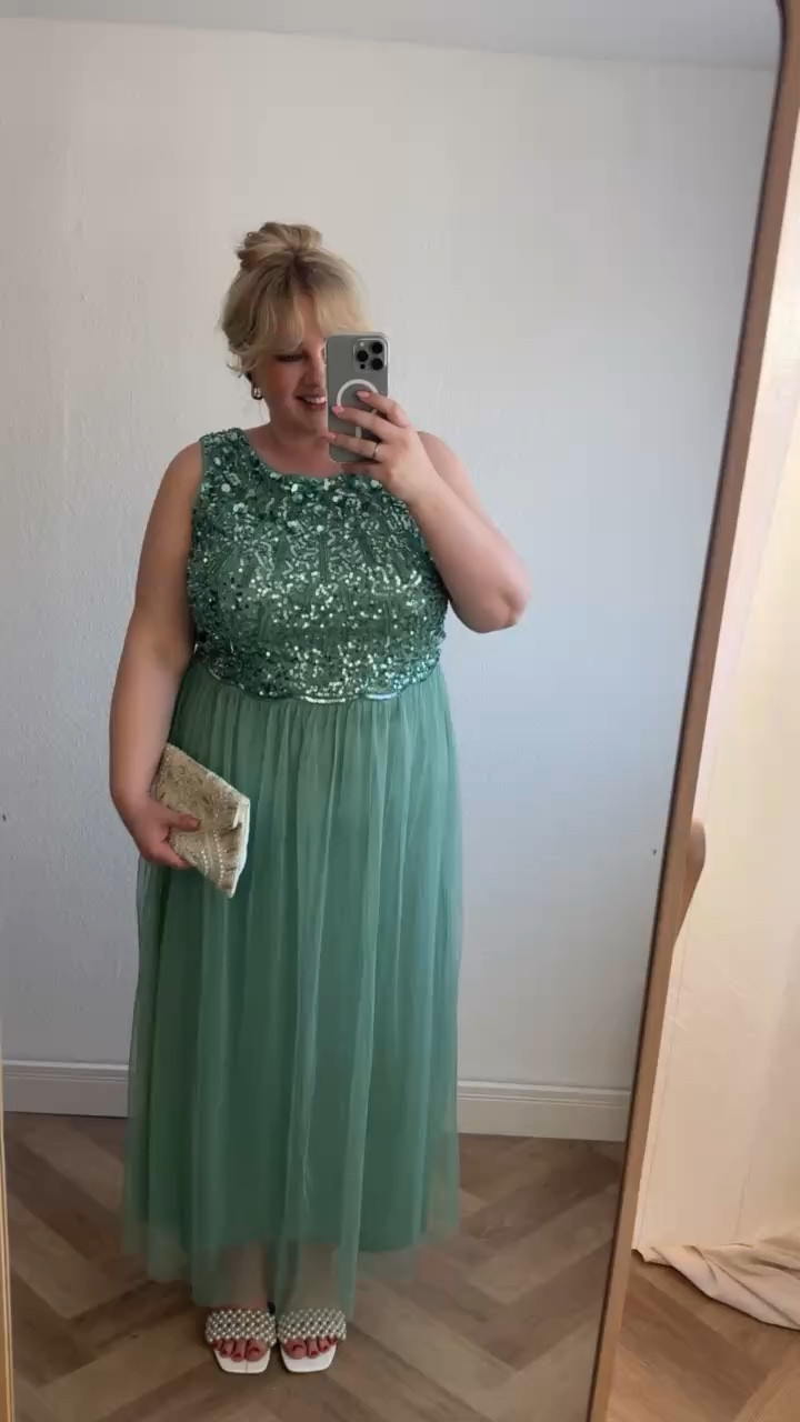 Festliches Kleid 💚

20% sparen mit dem Code: OSTERN26 
nur bis 6.4. einmalig pro Kundin in der App bei Bon Prix einlösbar

#abendkleid #dress #plussizefashion

#LTKdeutschland #LTKplussize #LTKkleider