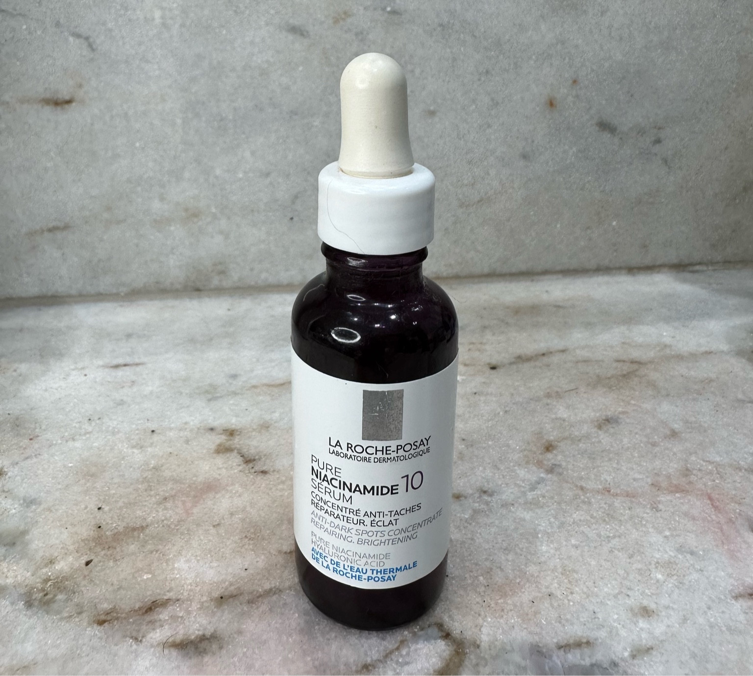 Sérum de niacinamida que hidrata, melhora manchas, linhas finas e luminosidade .