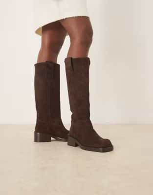 Botas por la rodilla marrón chocolate de estilo camionero de ante premium Camelia de ASOS DESIGN... | ASOS (Global)