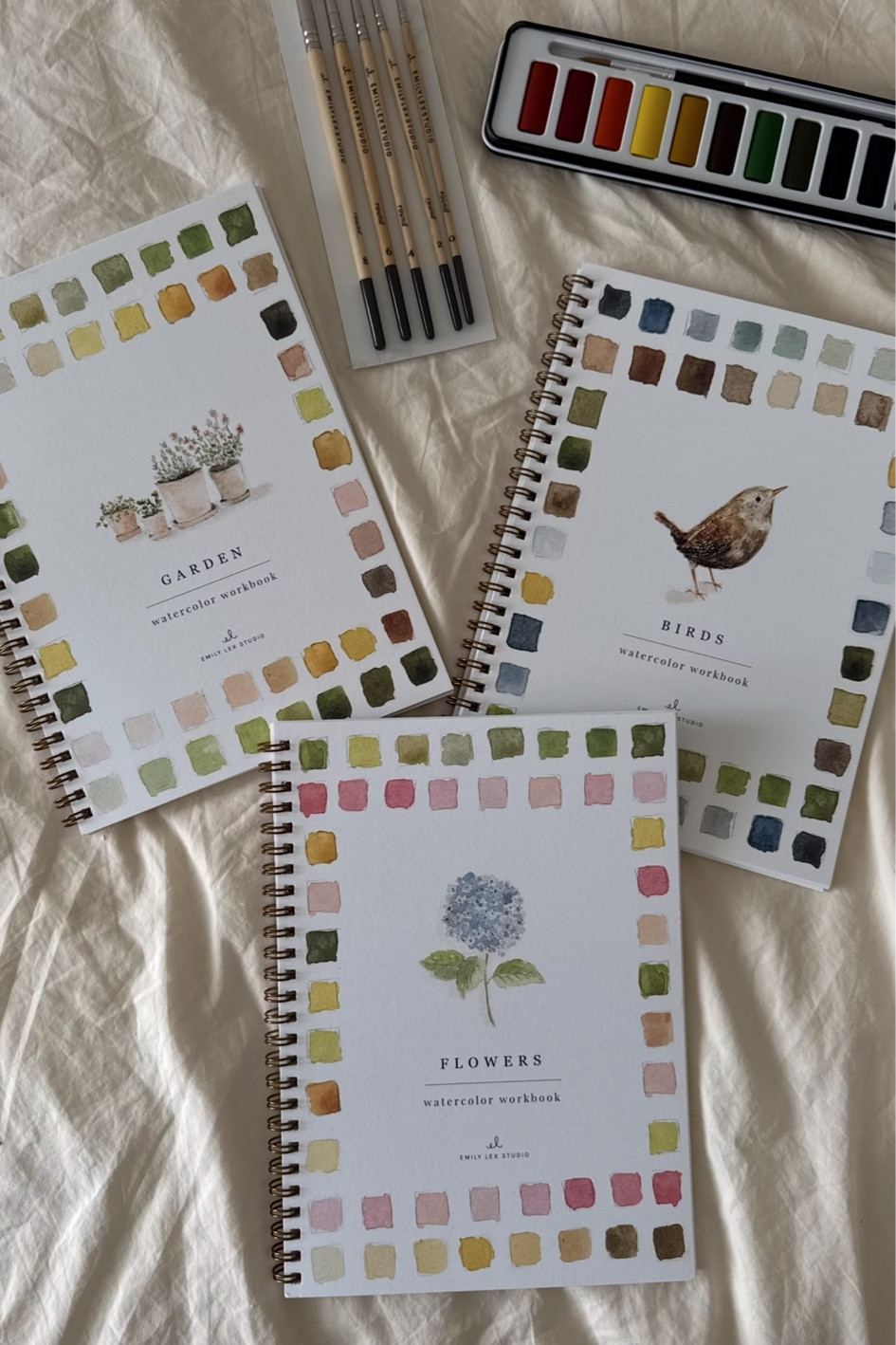 here's to more hobbies that have nothing to do with a screen🥰🎨🖌️ loving these workbooks from @emilylexstudio !