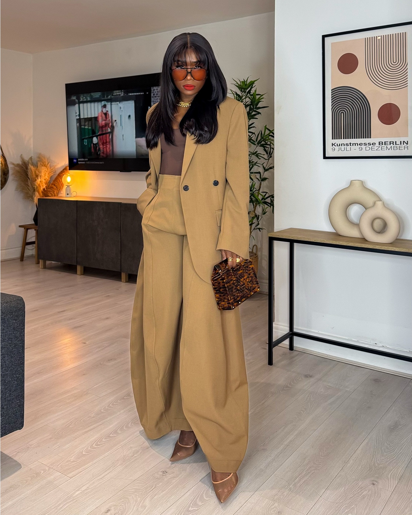 You know that outfit that instantly makes you feel like that woman?

Yes… this is one of them.
Simple, structured, and quietly powerful.