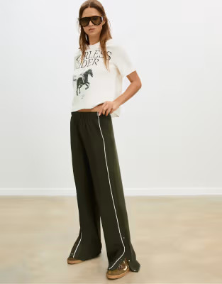 Stradivarius - Zachte joggingbroek met knopen in groen | ASOS (Global)