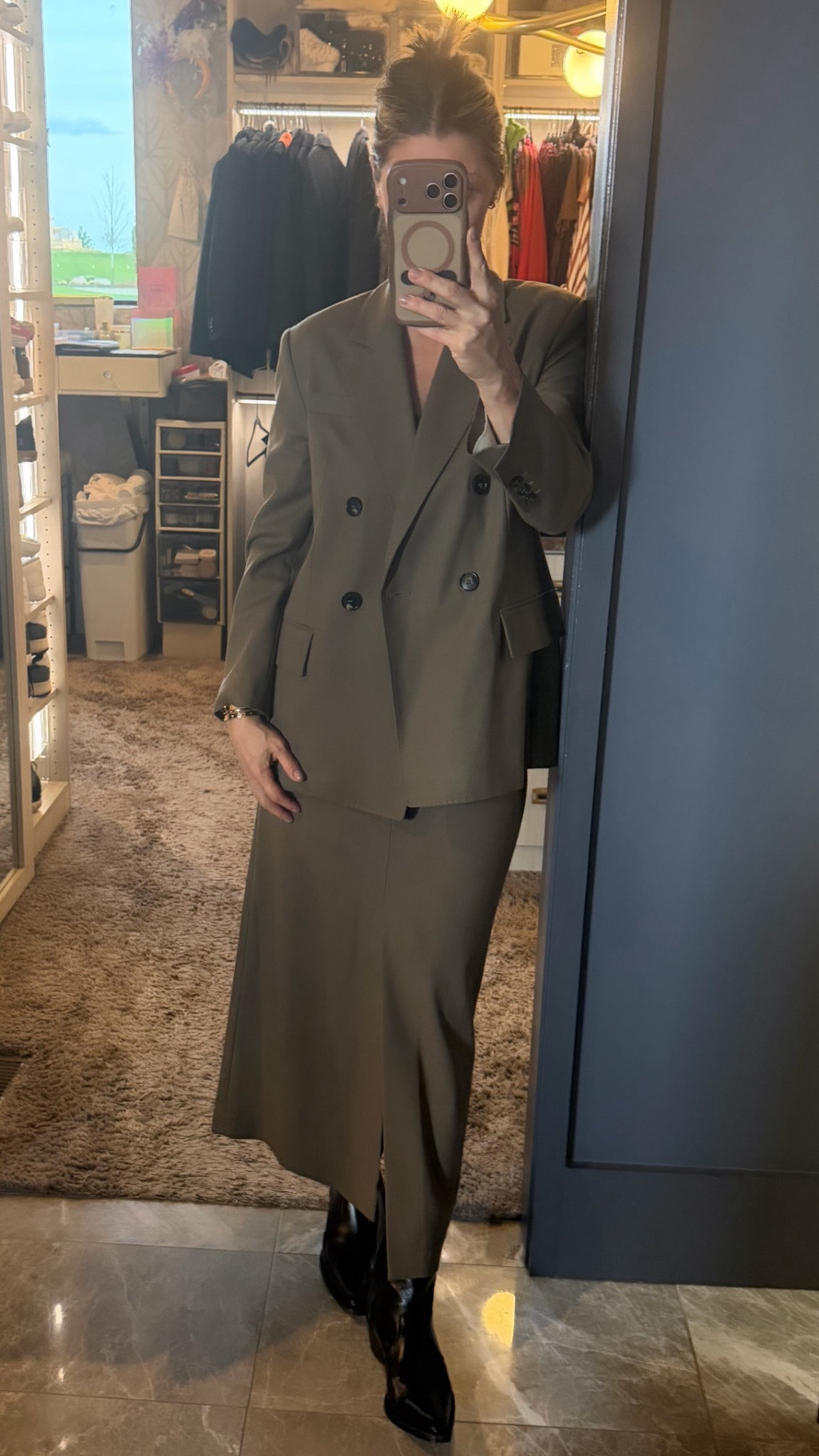 Worth the wait — just got this Tela skirt suit back from alterations.
Spotted it on sale at The Wardrobe Cincinnati last time I checked. Their inventory is 🔥 rn. 