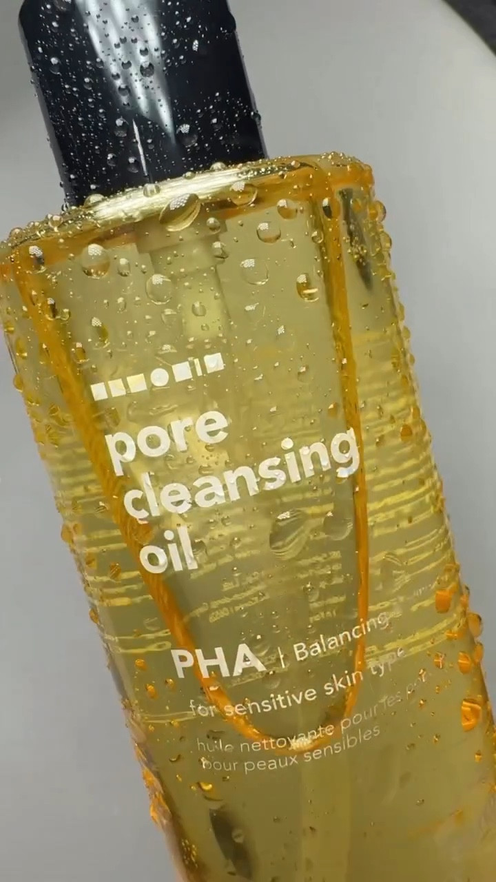 Trying the viral pore cleansing oil!🧴🫧
A product that sells at a rate of one per minute, beauties!! With over 1.4 million units sold on @oliveyoung_global !🙌🏼

This 2-in-1 deep cleansing oil purifies skin while gently exfoliating and melting thick makeup and blackheads with naturally derived plant oils, without disrupting your skin’s natural balance✨

Polyhydroxy acids help dissolve dead skin cell build-up and protect against external irritants- perfect for dry, sensitive, combination and normal skin types. Goodbye skin irritation!👋🏻

Packed with tea tree oil to fight breakouts, plus jojoba, olive, grape seed oils and aloe vera extract to keep your skin calmer, brighter,and  more hydrated all day long!🌿

@hanskin_global 
#skincare #beautyroutine #beauty #guwm #beautytips #explore #PoreCare #oliveyoungranked #classyglassy #hanskin #hanskin_global #celltrionskincure #glassskin #skincaremagic #kbeauty #hanskinskincare #classyglassyskinonyou #porecleansingoil #hanskincleansing #ugc #ugccontent #girlythings #fall #autumn #octobermood