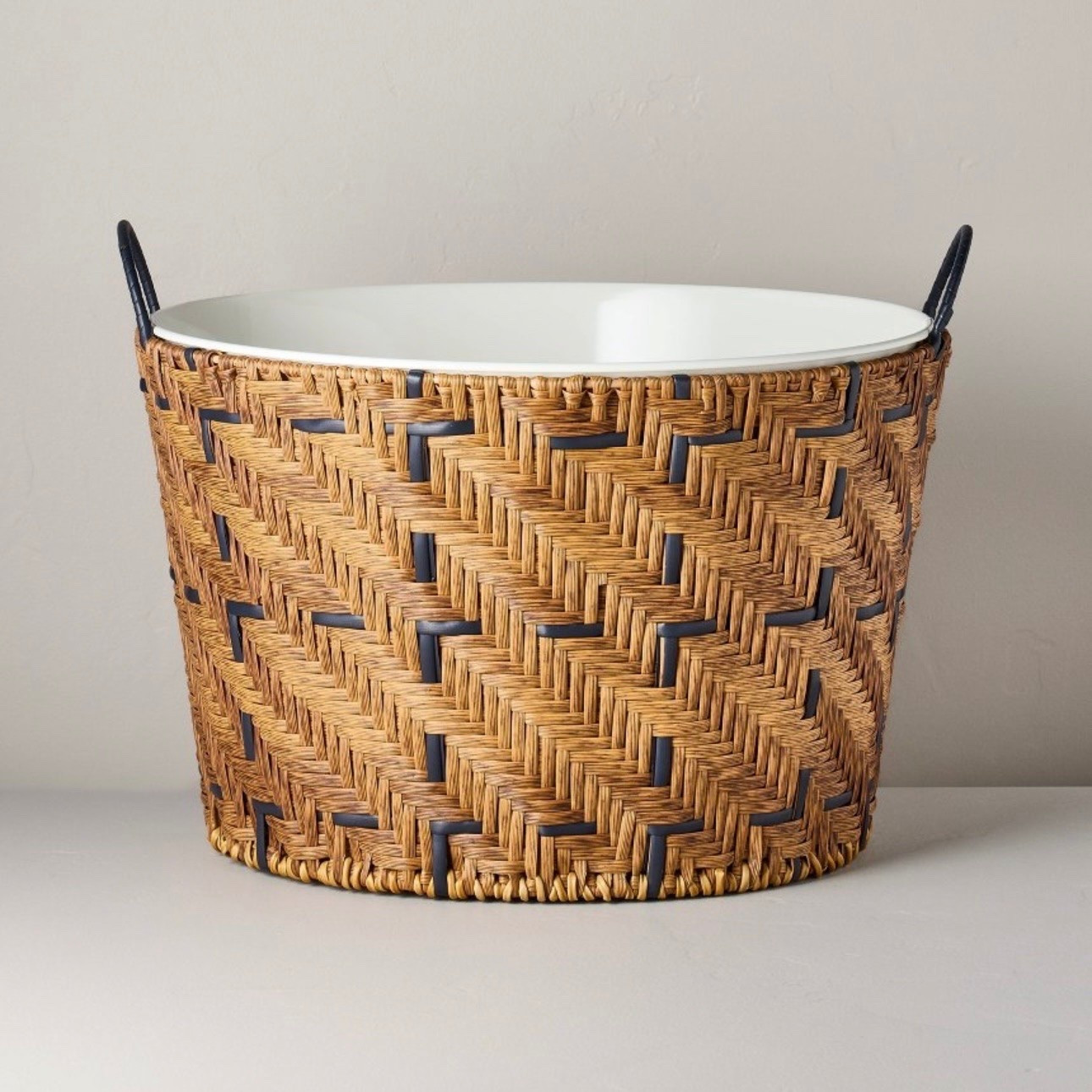 This is such a cute beverage tub for all the summer gatherings. 

It would be perfect for water bottles, soft drinks or even bottles of wine. 

It’s currently on sale and such a good price. 

summer entertaining • ice bucket 
Target • hearth and hand

#LTKSeasonal #LTKHome #LTKSaleAlert