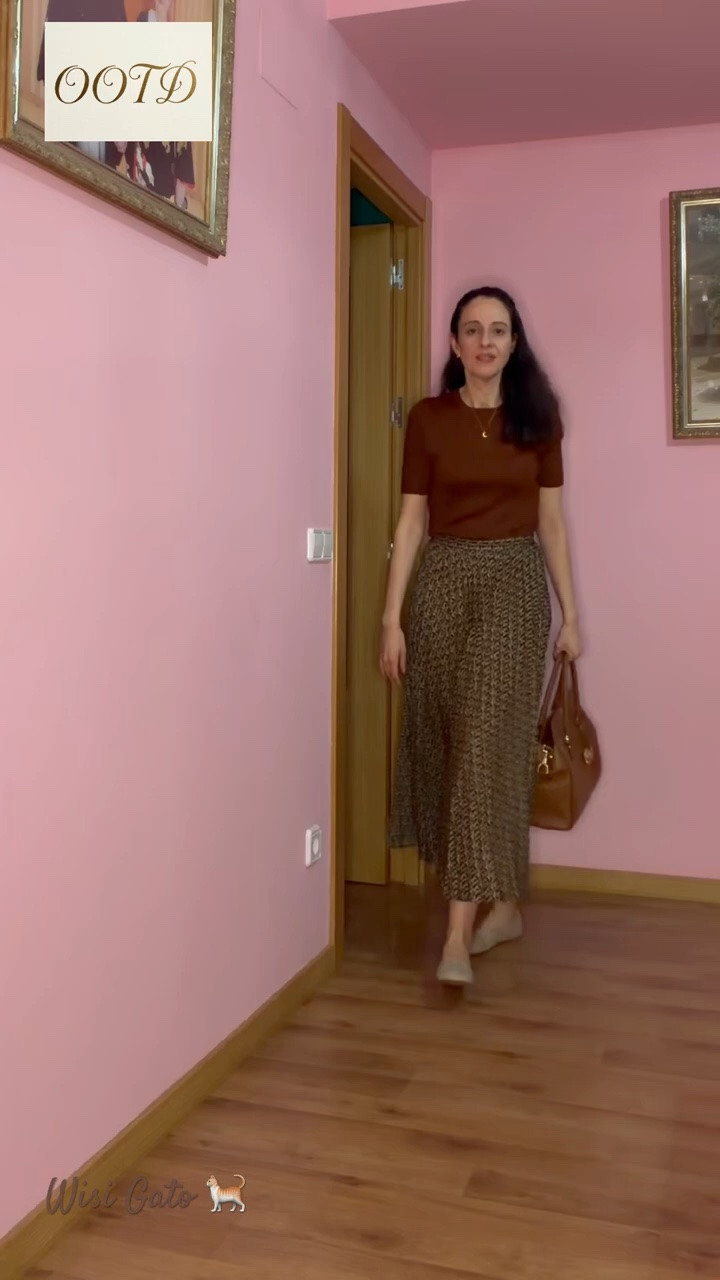 Outfit

• Top: Zara
• Falda: Mango
• Bolso: Michael Kors
• Zapatos: Mango
• Joyas: Suihe


#ootd #outfit #zara 
#mango #michaelkors   
#suhie

#LTKespana #LTKeurope #LTKspring