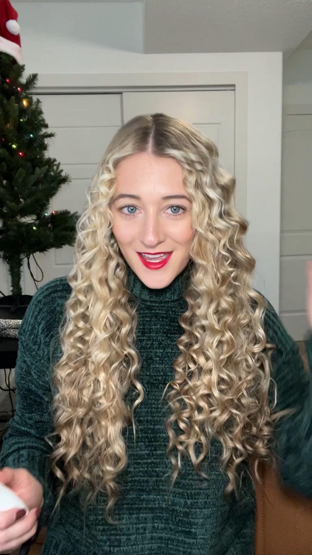 Have you tried this tiny curling wand yet? 🥰 

#tinycurls #tinycurlingwand #viralhairtools #hairtok #wavytalk #wavytalkhair 