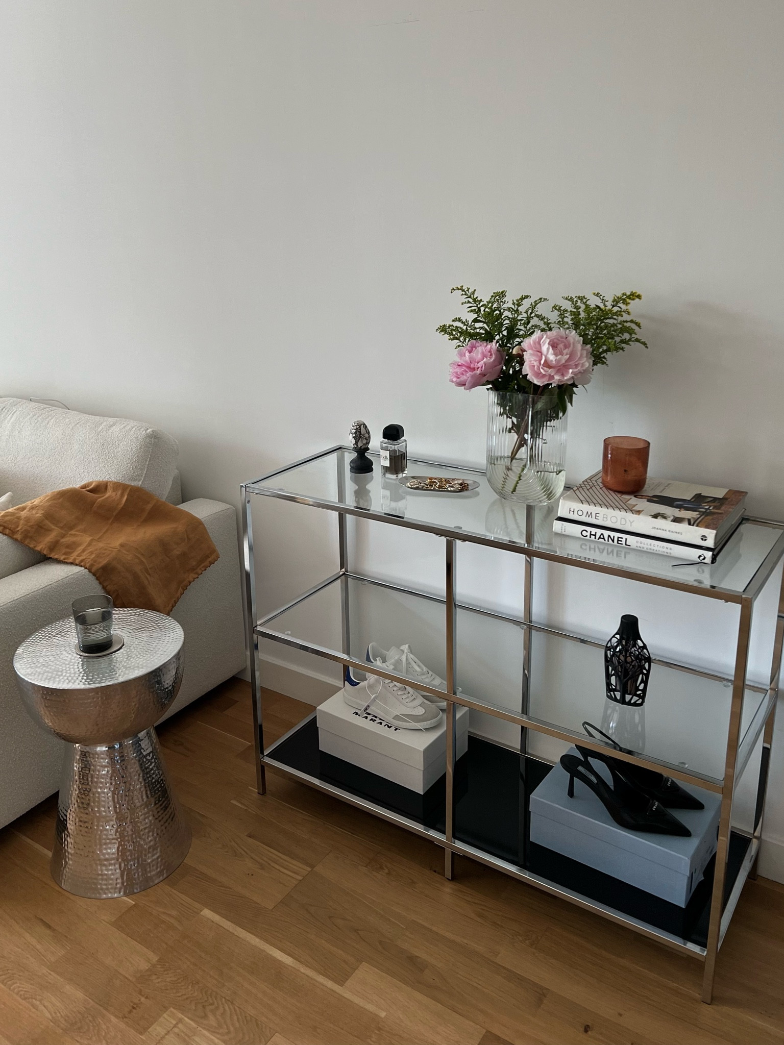 Chrome 

Home decor, chrome, console table, clean interior, minimalist, simple design, contemporary, interiors, home inspo, interior tips, interior style, home inspo, furniture
