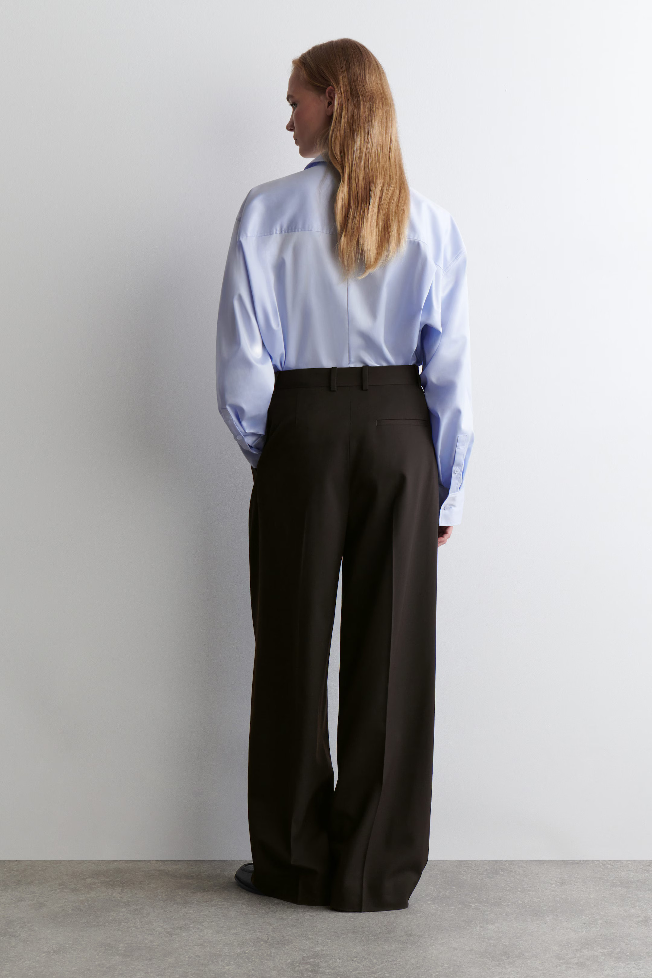 RELAXED TWILL WIDE-LEG TROUSERS - DARK BROWN | COS | COS (EU)