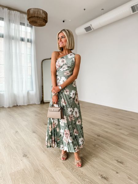 This pleated maxi dress is perfect for a summer wedding! I am wearing an XS - it’s currently on sale

Loverly Grey, spring dress

#LTKWedding #LTKSaleAlert #LTKStyleTip