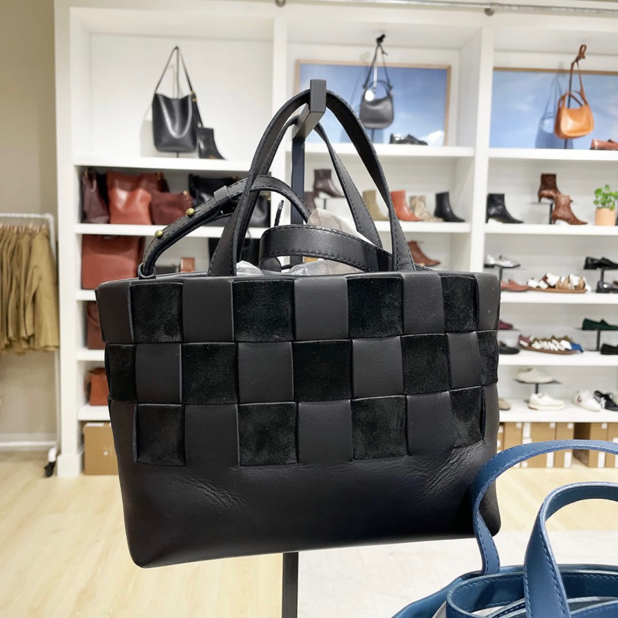 How cute is this tote bag!! 😍🙌 It would make a fabulous gift this holiday season 🎁🎄❤️

#LTKGiftGuide #LTKitbag #LTKxMadewell